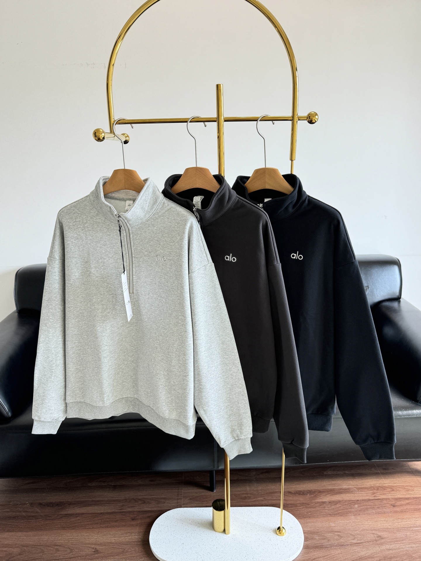 NO:500003,——alo sweatshirts for men and women in autumn and winter, semi-zipped fleece sweatshirt, autumn atmosphere outfit | Fleece sweatshirt I have been planted by this fleece sweatshirt recently. The stand-up collar design shows temperament. Korean old money style, it has a very atmosphere to wear. It is also good to wear with coats in daily life or winter!  Code number Xs-l light gray dark gray black, hoodie, sweatshirts, alexander wang19860909——alo卫衣男女秋冬 半拉链抓绒卫衣 秋日氛围感穿搭｜抓绒卫衣 最近被这件抓绒卫衣种草了 立领设计很显气质 韩系老钱风,穿起来超有氛围感 适合日常出街或冬天搭配大衣也好看！ 码数Xs-l 浅灰 深灰 黑色,,hoodie,sweatshirts,alexander wang,Women's clothing