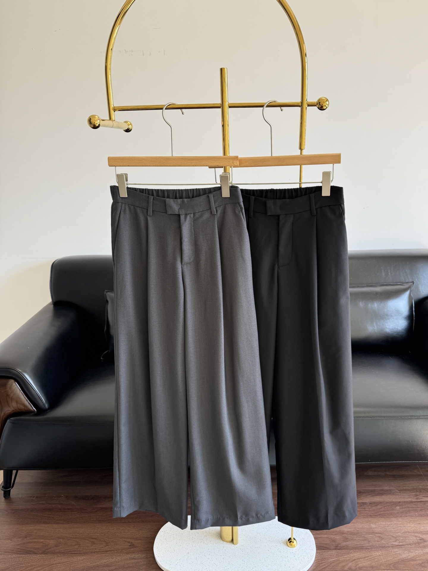 NO:500007,——MOCO 2025 autumn new drawstring high-waist wide-leg pants. The seemingly low-key wide-leg pants are actually a delicate trousers that combine fabric and tailoring. The style is very old and money-like. The wide-leg outline hides three-point lazy and noble. The front layered double waist and pleated design are more retro and loose. Size s-xl,,alexander wang19860909——MOCO 2025秋新品抽绳高腰阔腿裤 看似低调的阔腿西裤 实则用面料与剪裁结合的一款精致西裤. 版型很老钱风格 在阔腿轮廓中藏进三分慵懒贵气.正面层次感双腰头搭配褶面设计,更复古更松弛. 码数s-xl,,alexander wang,Women's clothing