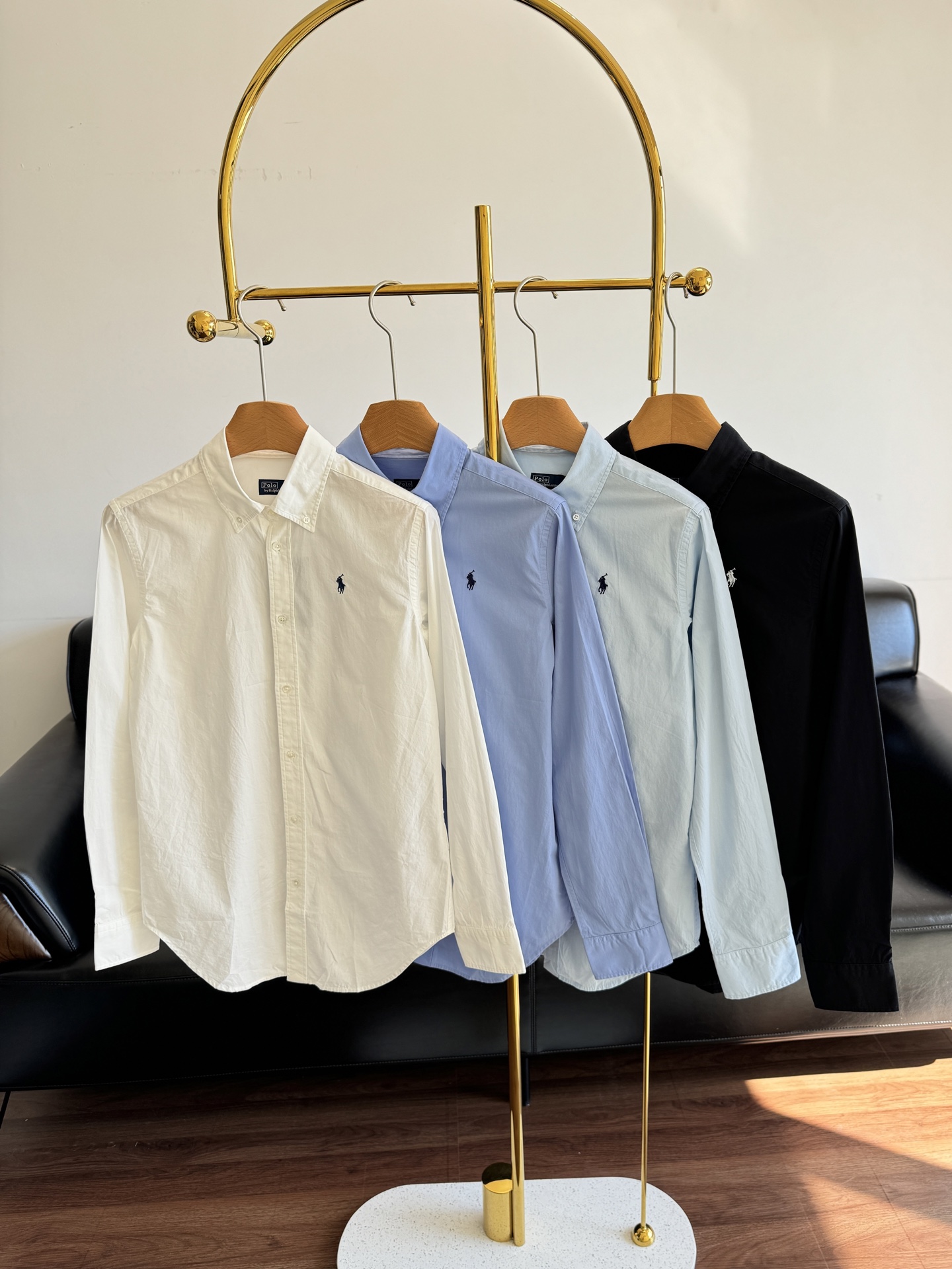 NO:500863,——Ralf Lauren logo embroidered shirt The style of this shirt is not very loose, but it is a little loose. It is very Korean style, so it will be more suitable for wearing it in pants. It is very elegant. The shirt is made of cotton. It is ironed and is quite stylish. It is intellectual and age-reducing in every move of the upper body!  !  !  Number of codes 0 2 3 4,,shirts,alexander wang19860909——拉夫劳伦 logo刺绣衬衫 这款衬衫的版型不是特宽松,只是略微宽松 很韩系版型,所以它会更适合扎进裤子里的穿法 很气质 衬衫选用棉 经过熨烫挺阔有型 上身举手投足间知性又减龄！！！ 码数0 2 3 4,,shirts,alexander wang,Women's clothing