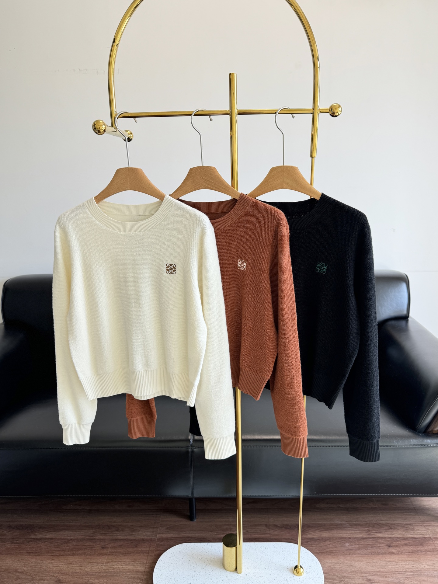 NO:500843,——Loewe Loewe Lotte wool sweater An irresistible versatile sweater Loeve yarn, full wool fabric!  The upper body is comfortable!  The texture is very special, the clothes are very fluffy, and the drooping feel is very good~ I can only say it looks so beautiful and versatile!  !  Count sml, loewe, loewe, sweaters, alexander wang19860909——Loewe罗意威 圈圈绒羊毛针织衫 一件令人无法抗拒的百搭小毛衣 圈圈纱,全羊毛面料！ 上身舒服的咧！肌理很特别, 衣服非常蓬松,垂感超好～ 我只能说太好看了 百搭不出错！！ 码数sml,,loewe,loewe,sweaters,alexander wang,Women's clothing