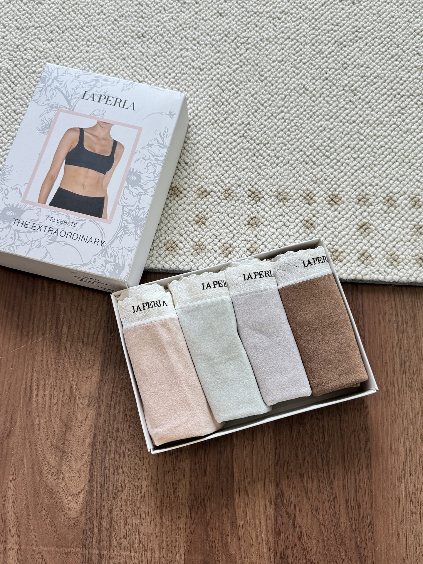 NO:500844,——New LP lace pure cotton medium and high waist female inner French lace edge, paired with A-class colored yarn baby cotton, delicate and soft, high-value, beautiful, beautiful, super comfortable, fall in love with it at first sight, the most outstanding underwear, mid-waist large hip-packing style, close-fitting and comfortable without hip-pinching; full trousers 7A-level antibacterial, comfortable and lengthened bottom crotch, just right humanized design, making comfort the best; love in the world, comfort in the connotation, good goods that can be collected when you are good, not to be missed; Four boxes in one box, one size (85-130 catties), loro piano, alexander wang19860909——新品LP蕾丝纯棉中高腰女内 法式蕾丝边,搭配A类彩纱婴儿棉,细腻柔软,高颜值,实物很美,超舒适,一眼就爱上,内裤届的绝绝子,中腰大包臀版型,贴身舒适不夹臀；全裤7A级抑菌,舒适加长底裆,恰到好处的人性化设计,把舒适做到了最佳；爱在人间,舒适在内涵,见好就收的好货,不容错过； 一盒四条, 均码（85～130斤）,,loro piana,alexander wang,Women's clothing