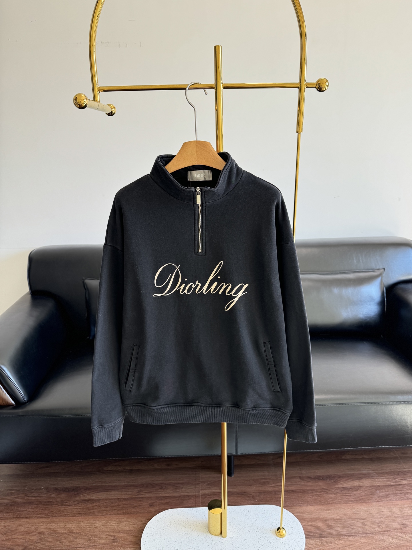 NO:500855,——Dior new autumn and winter style, letter embroidered half-zipper stand-up collar sweatshirt, a must-have item for early autumn. The neckline zipper design is fashionable and has a tactile adjustment. The clothes look very clean and elegant, but the details are very detailed and pure cotton fabric!  This upper body feels loose, it is inclusive to the figure and it covers the flesh and makes you look slim and has no sense of restraint!  Don't choose body shape or style, size s-xl, dior, hoodie, sweatshirts, alexander wang19860909——Dior秋冬新款 字母刺绣半拉链立领卫衣 妥妥的早秋必备的单品哦 领口拉链设计时髦有有腔调整件衣服看上去就很干净大方,但细节感很足纯棉面料！这款上身是宽松的感觉,对身材有包容性遮肉显瘦,豪无束缚感！不挑身材也不挑风格, 码数s-xl,,dior,hoodie,sweatshirts,alexander wang,Women's clothing