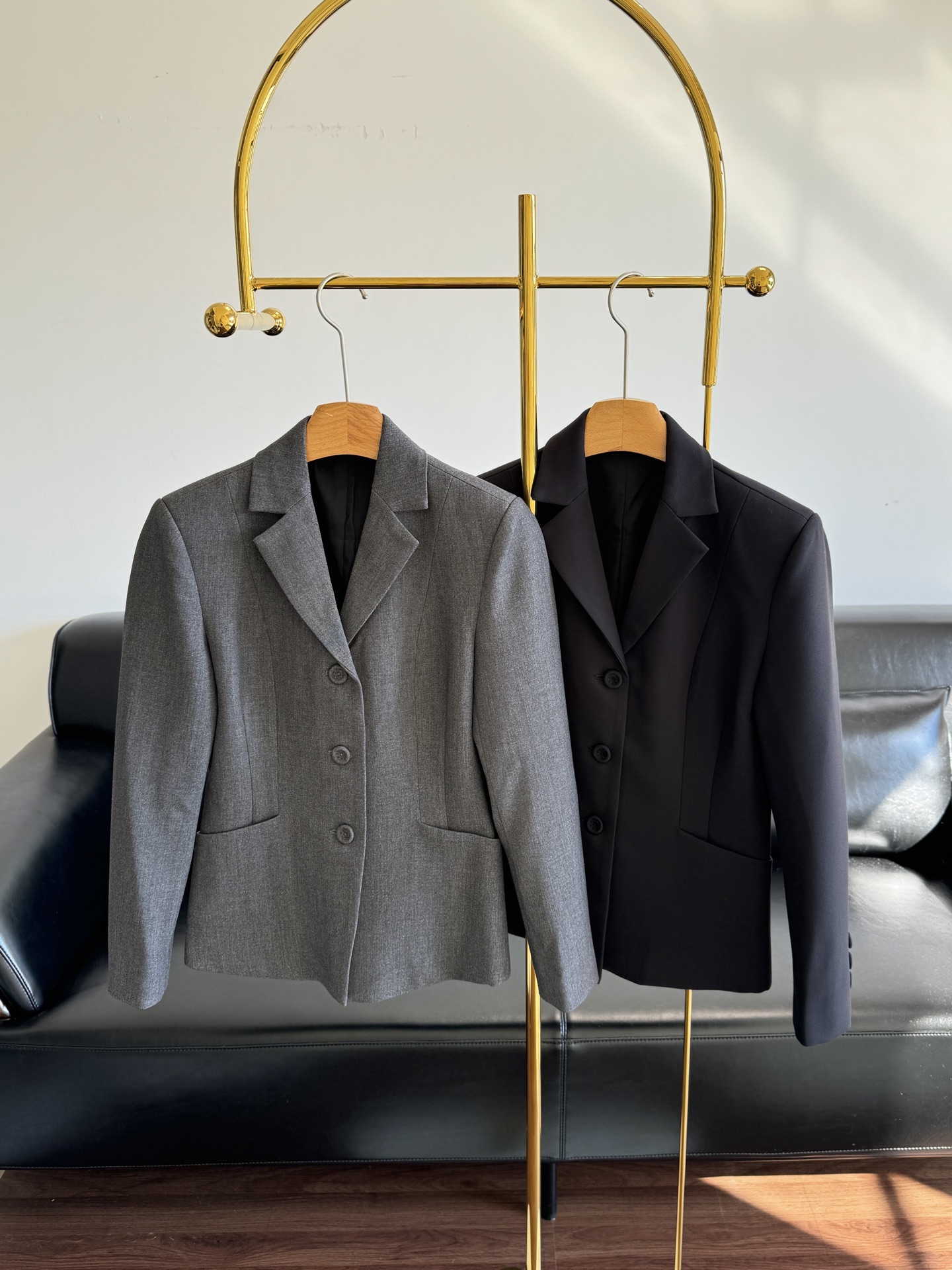 NO:500848,——Dior/Dior Suit Jacket A suit jacket that turns back and forth! It is carefully crafted from wool fabric!  The shoulders are three-dimensional, so the upper body will not be soft. The length of the clothes is made of a short style, which is very suitable for a small person!  Slimming and not overwhelming your height. You can match it any way you want~ SML, Dior, Dior, Jackets & coats, business suit, alexander wang19860909——Dior/迪奥 西装外套 回头率狠篙的一款西装外套! 采用羊毛面料精心制作！肩部立体剪裁,上身不会软趴趴,衣长是做了偏短款的样式对小个子来说太合适啦！显瘦且不会压身高,随便你怎么搭配都可以~ 码数sml,,dior,dior,jackets & coats,business suit,alexander wang,Women's clothing