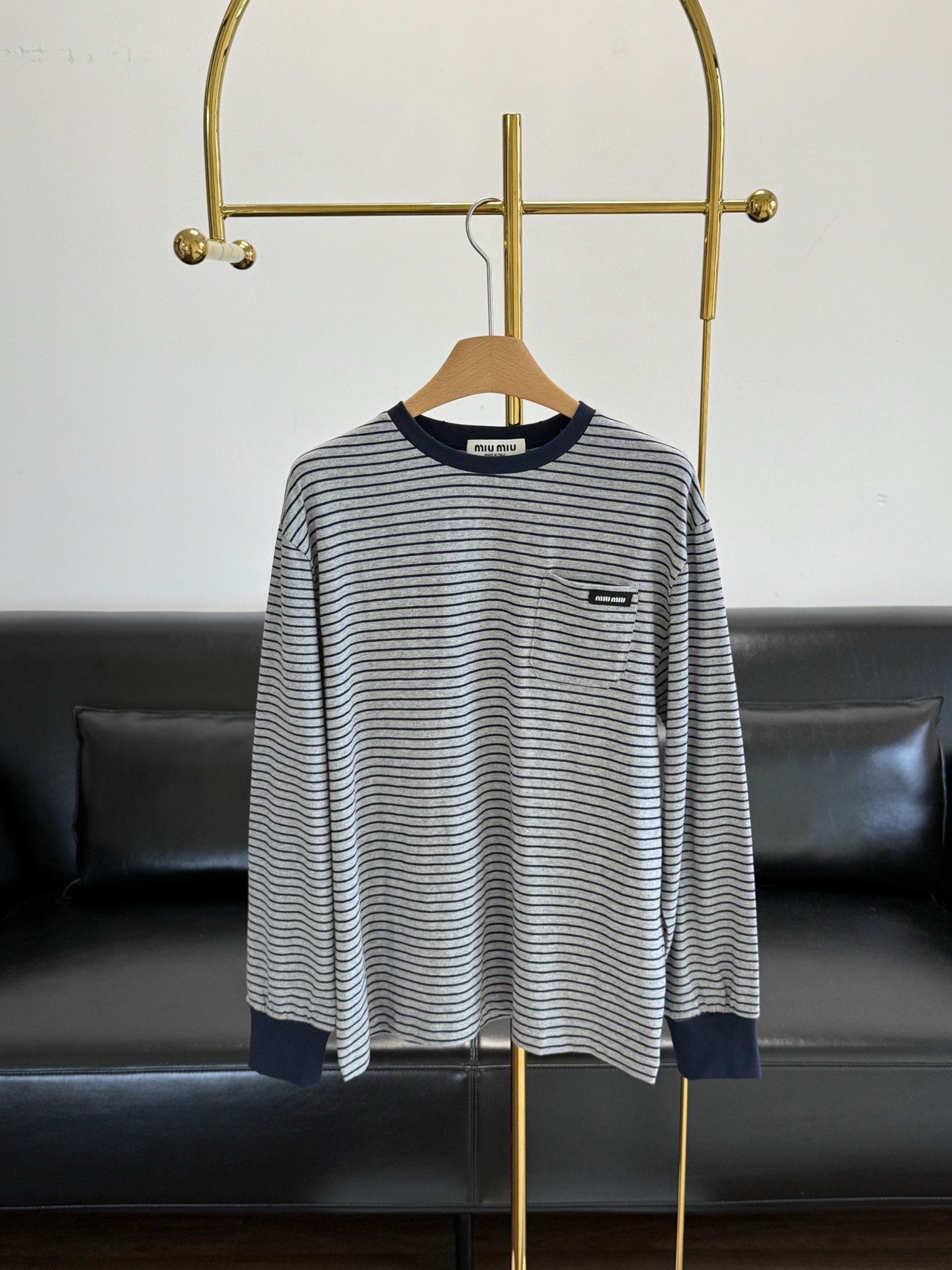 NO:502684,——Miumiu striped logo long-sleeved t, it’s great no matter how you wear it, it’s worth keeping it!  Who can refuse miu with vibrant retro striped contrasting colors?  The chest is decorated with MIU home-woven logo decoration!  The style is very stylish and lazy. It is very popular, single-piece or layered inside. The pure cotton fabric is very soft and light, and it is completely unrestrained when worn in close-fitting. The number of codes s-xl, miumiu, alexander wang19860909——miumiu 条纹徽标长袖t 怎么穿都很赞很值得自留！ 活力满满的复古条纹撞色谁能拒绝miu呢？ 胸前饰有MIU家织标装饰！版型非常有腔调、慵懒的感觉了,爆款单品,单穿或者做内搭叠穿都很好的,纯棉面料特别柔软轻盈,贴身穿完全无束缚感. 码数s-xl,,miumiu,alexander wang,Women's clothing