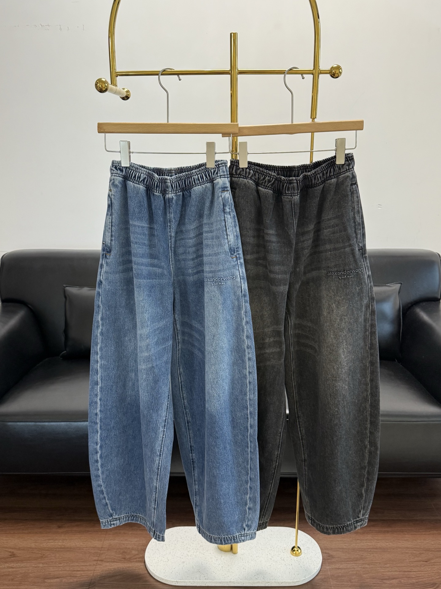 NO:502687,——AW two-color elastic waist drawstring letter regular wide-leg pants. The upper body is really beautiful and looks slim. It looks particularly thin!  Loose wide-leg tailoring!  Elastic waist design with drawstring inside!  Pure cotton denim fabric!  A pair of casual pants with soft texture, comfortable and skin-friendly texture, and details show quality!  Code sml, alexander wang19860909——AW两色松紧腰抽绳字母常规款阔腿裤 上身真的绝好看 绝显瘦 显得腰特别细！宽松阔腿剪裁！松紧腰设计内里搭配抽绳！纯棉牛仔面料！质感软糯,舒适亲肤 自带筋骨感,细节彰显品质的一条休闲裤！ 码数sml,,alexander wang,Women's clothing