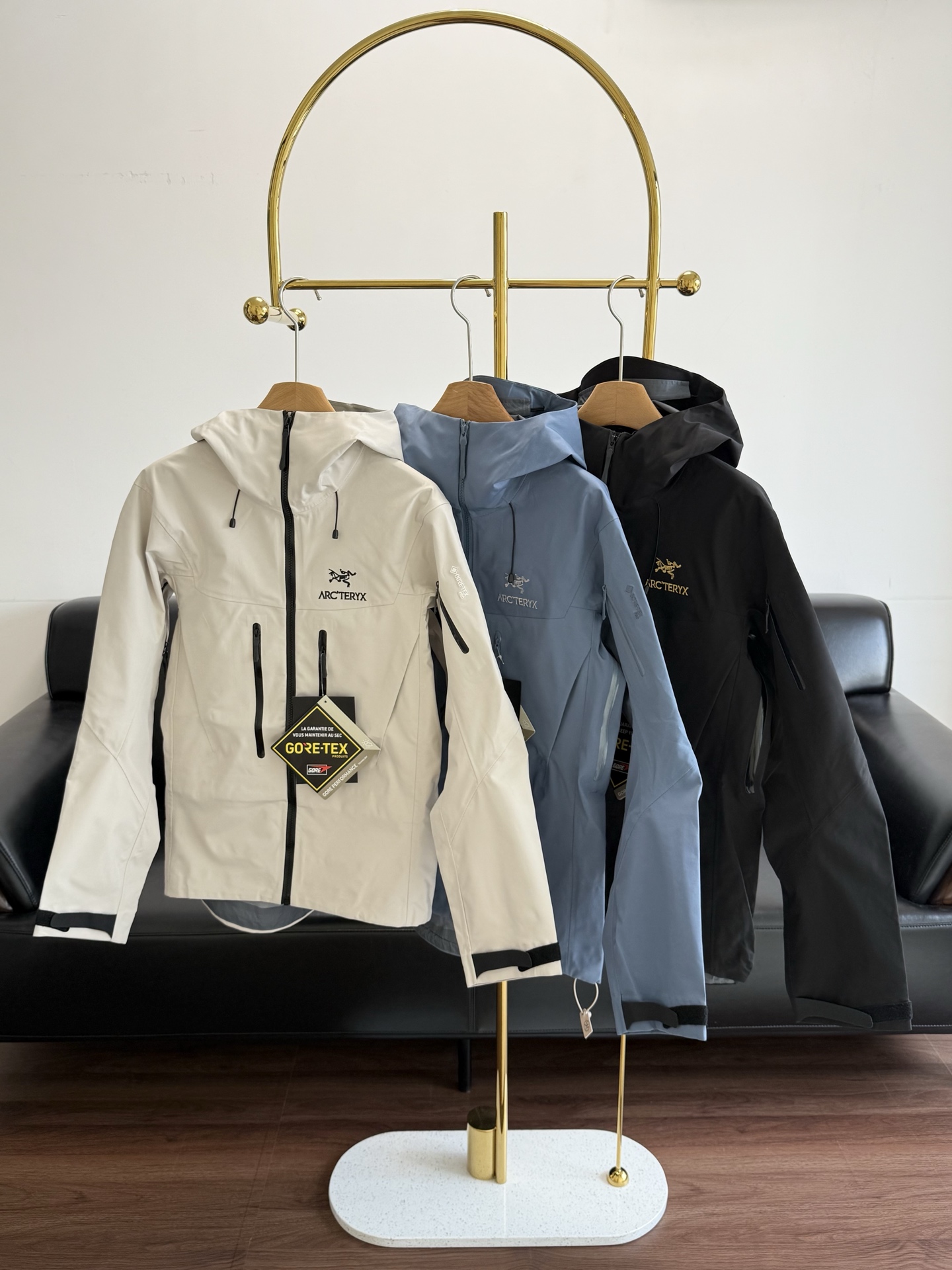 NO:502691,——Arcteryx Archaeoptera logo embroidered hooded jacket Polyester fabric!  It is comfortable to wear and more comfortable to exercise. The black technology material makes clothes less wrinkled. The outer layer of the fabric is extremely wear-resistant, and the style is three-dimensional cut, which is very good on the upper body!  The style is very good, and the one who wears it is handsome!  The overall style is clean and neat, and you can have both urban commuting and outdoor activities. The underarm zipper is full of functional ~ Code count xs-xl, arc'teryx, jackets & coats,hats,alexander wang19860909——Arcteryx 始祖鸟 logo刺绣连帽外套 聚酯纤维面料！穿着舒适,运动起来也更加自在.黑科技材质让衣服不易起皱.面料外层耐磨度极高, 版型方面采用了立体裁剪 上身效果非常赞！款式非常好,属于谁穿谁帅系列！整体风格干净利落,城市通勤及户外活动都可以兼备,腋下拉链机能感十足～ 码数xs-xl,arc'teryx,jackets & coats,hats,alexander wang,Women's clothing