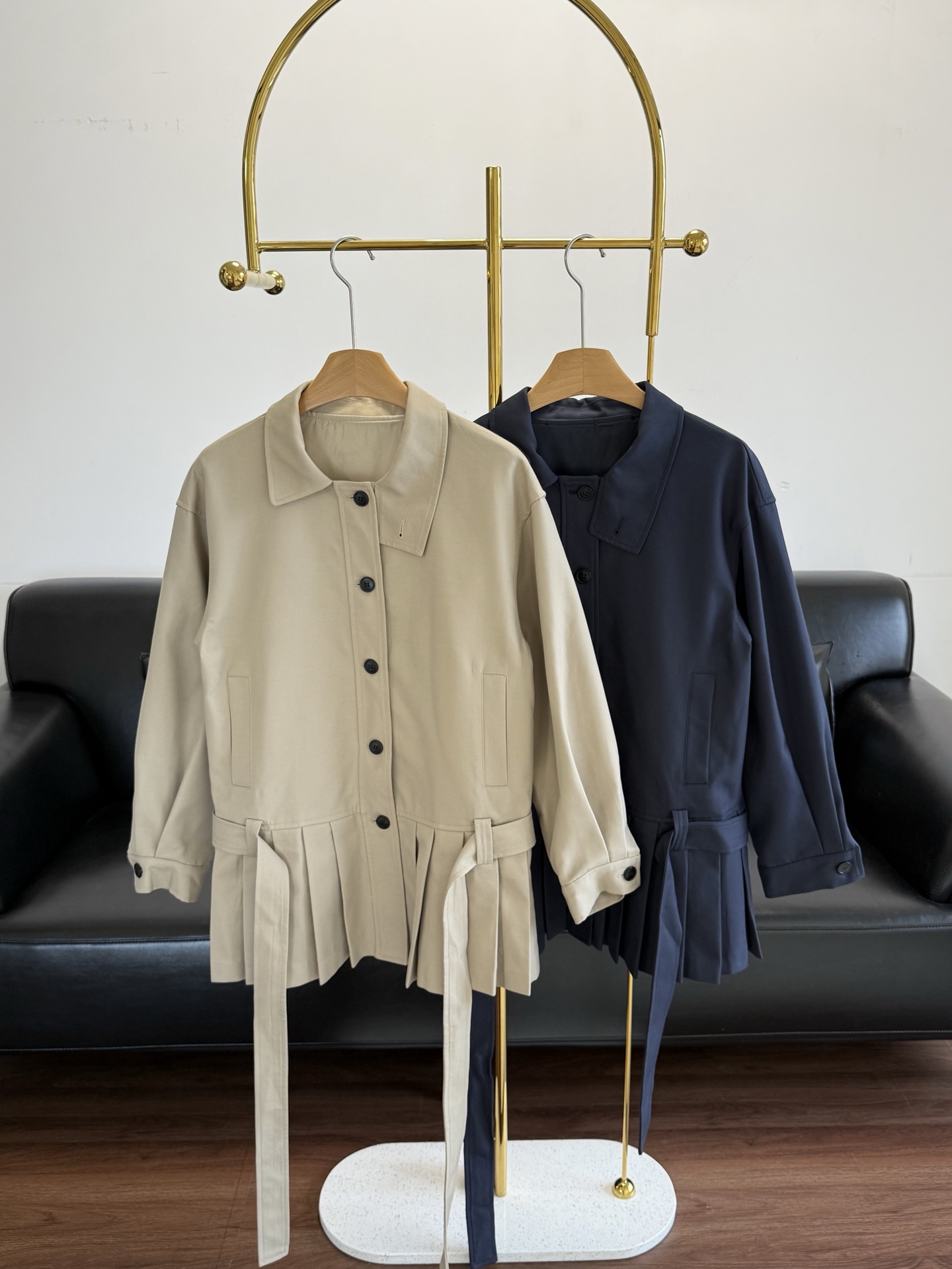 NO:502762,——Lapellet lace-up pleated windbreaker, lapel design with belt, hem pleated skirt design, like a little girlish rebelliousness and bookish elegance, the two look particularly white, making the complexion look whiter and clean, instantly making the skin look whiter and whiter!  Fabric 100 organic cotton, soft and crispy~ Size sml khaki navy blue, skirts, alexander wang19860909——翻领系带百褶风衣 翻领设计配腰带 下摆百褶裙设计 像是带着一点少女的叛逆和书卷气的优雅, 两个特别显白,衬得肤色又白又干净,瞬间显白一个度！面料100有机棉的,软糯且有挺括感～ 码数sml 卡其 藏青色,,skirts,alexander wang,Women's clothing