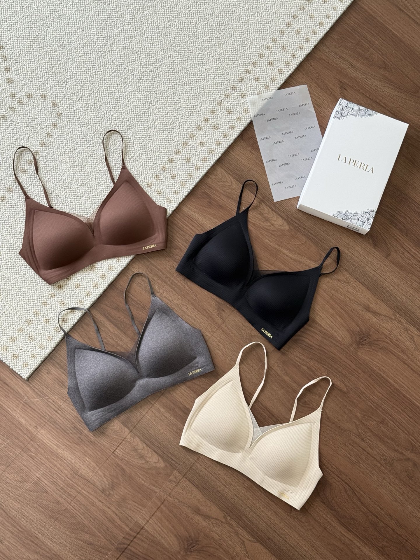 NO:503415,——LP Anti-gravity Aloe Vera Soft Underwear This anti-gravity lift bra easily gathers the chest shape, stabilizes and does not run the cup, and keeps standing in good condition at all times!  !  Warm-skin threaded fabric with slightly polished hair texture, heat storage and warmth. This piece is really a treasure!  Soft and delicate milk skin comfort, the basic version and size are suitable for breasts, and one piece replaces everything!  Lift + nude feeling + gather the most satisfactory autumn and winter items in this issue!  U-shaped large and beautiful back small vest style unzipped model, high-elastic texture on the back, beautiful skin without marks, wrapping 360°, folding the fat without tightness, putting on and taking off, cross mesh design on the chest // The hazy beauty that is hidden is not too sexy and seductive~ The w-shaped soft support positioning pulls the chest upward, and the classic color veil fabric dyed from two colors brings you a unique texture feeling more layered and textured Color: Quiet black oat skin cinnamon powder Encore Red Size: M is suitable for 75/34ABC/80~105 catties L is suitable for 80/36ABC/105~120 catties XL is suitable for 85/38ABC/120-140 catties!  loro piana alexander wang19860909——LP 反重力芦荟润肤内衣 这件反重力提拉文胸 轻松聚拢胸型,稳固不跑杯 时刻保持立挺好状态！！ 暖肌螺纹面料微磨毛质感蓄热保暖 这件真是宝藏！软弹细腻的奶皮舒适度 基础版型大小胸都合适 一件取代所有！ 提拉＋裸感＋聚拢 这期最满意的秋冬单品！ U型大美背小背心式解压款 背部高弹肌理感美肤无痕面料360°包裹 收拢赘肉不紧勒穿脱不留痕 胸前交叉网纱设计// 若隐若现的朦胧美不要太性感撩人惹～ w型软支撑定位将胸部向上提拉 双色织染而成的经典色纱面料 带给你独特的肌理感更有层次和质感 颜色:静谧黑燕麦肤肉桂粉 安可红 尺码: M适合75/34ABC/80～105斤  L适合80/36ABC/105～120斤 XL适合85/38ABC/120-140斤！,,loro piana,alexander wang,Women's clothing