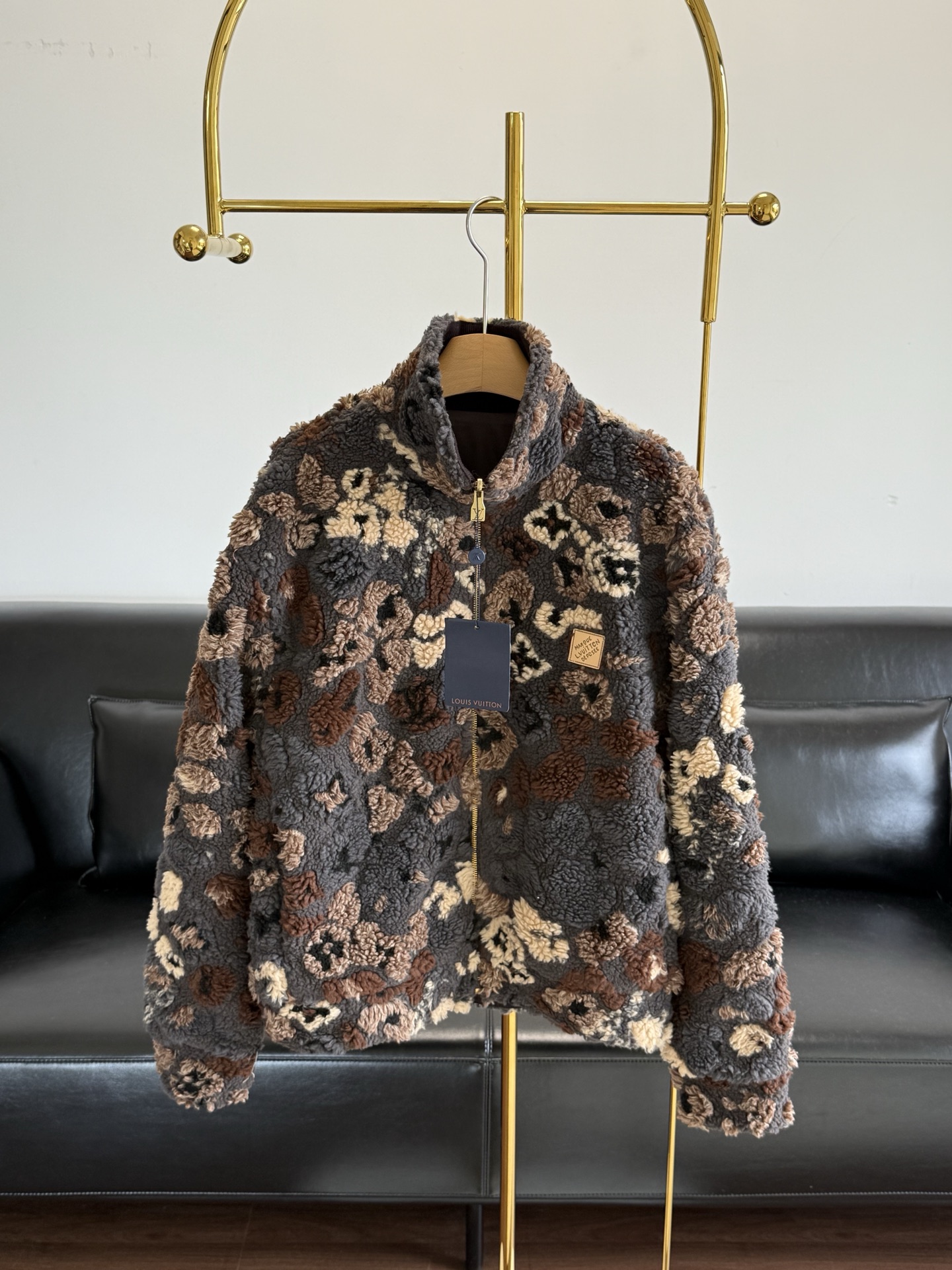 NO:503416,——LV 25Fw autumn and winter new style, double-sided lamb fur coat, who knows?  One price is equivalent to buying two pieces of clothing. Lamb wool material. Comfortable outfit. Double warm performance. Lapel stand collar and two zipper design. Easy to put on and take off. Change the shape at will. One side is plush and the other side is smooth and fashionable~ Size s-xl,,louis vuitton,jackets & coats,alexander wang19860909——LV 25Fw秋冬新款 双面穿羊羔毛外套 谁懂啊？一个价格等于买了两件衣服 羊羔毛材质 穿搭舒适 保暖性能加倍 翻领立领两穿拉链设计 穿脱方便随意变换造型 一面毛绒 一面光滑时髦～ 码数s-xl,,louis vuitton,jackets & coats,alexander wang,Women's clothing