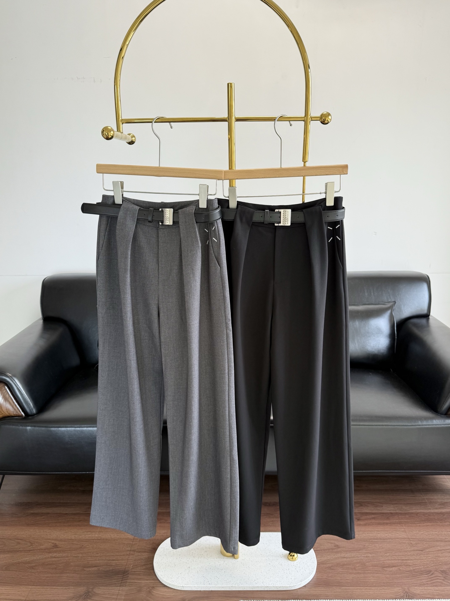 NO:503402,——mm6 suit straight trousers, cotton fabric, super slouched, double-pleated design, more slimming, suitable for wide hips and thick thighs, high-quality texture, easy to match casually, easy to wear!  Not as flat as formal trousers, it is stylish on the basis of comfort, and the drape is also very unsatisfactory. SML, Masion Margiela, business suit, alexander wang19860909——mm6 西装直筒裤 棉面料 超垂顺 双褶设计更加遮肉显瘦 适合胯宽大腿粗,质感高级 随意搭配都很有调性轻松穿出老钱感！不像正式西裤那样板正,舒适的基础上有型,垂坠感也非常不戳 码数sml,,masion margiela,business suit,alexander wang,Women's clothing