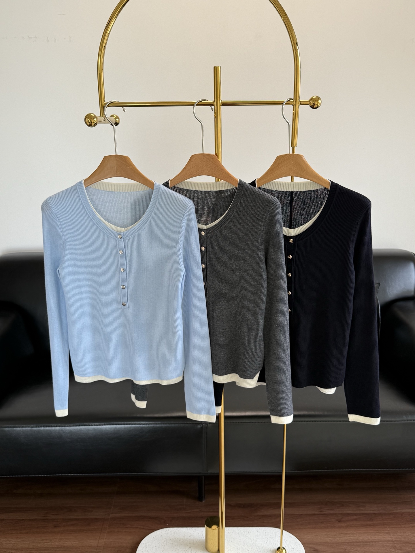 NO:503410,——ERDOS fake two-piece wool sweater, fairy textured wool sweater!! Wool blended yarn~ combined with pit strip texture, delicate, soft and skin-friendly, and elastic on the upper body!! Three colors are available, different colors give people different styles, straight style, single wear in spring and autumn, and can be used as inner wear in winter. Number sml blue, gray, navy blue, alexander wang19860909——ERDOS假两件羊毛针织衫 神仙质感的羊毛针织衫!! 羊毛混纺纱线~结合坑条纹理,手感细腻柔软亲肤舒适,上身有弹性!!三色可选,不同颜色给人不同风格哦直筒版型,春秋单穿,冬季可作内搭 码数sml 蓝色,灰色,藏青色,,alexander wang,Women's clothing