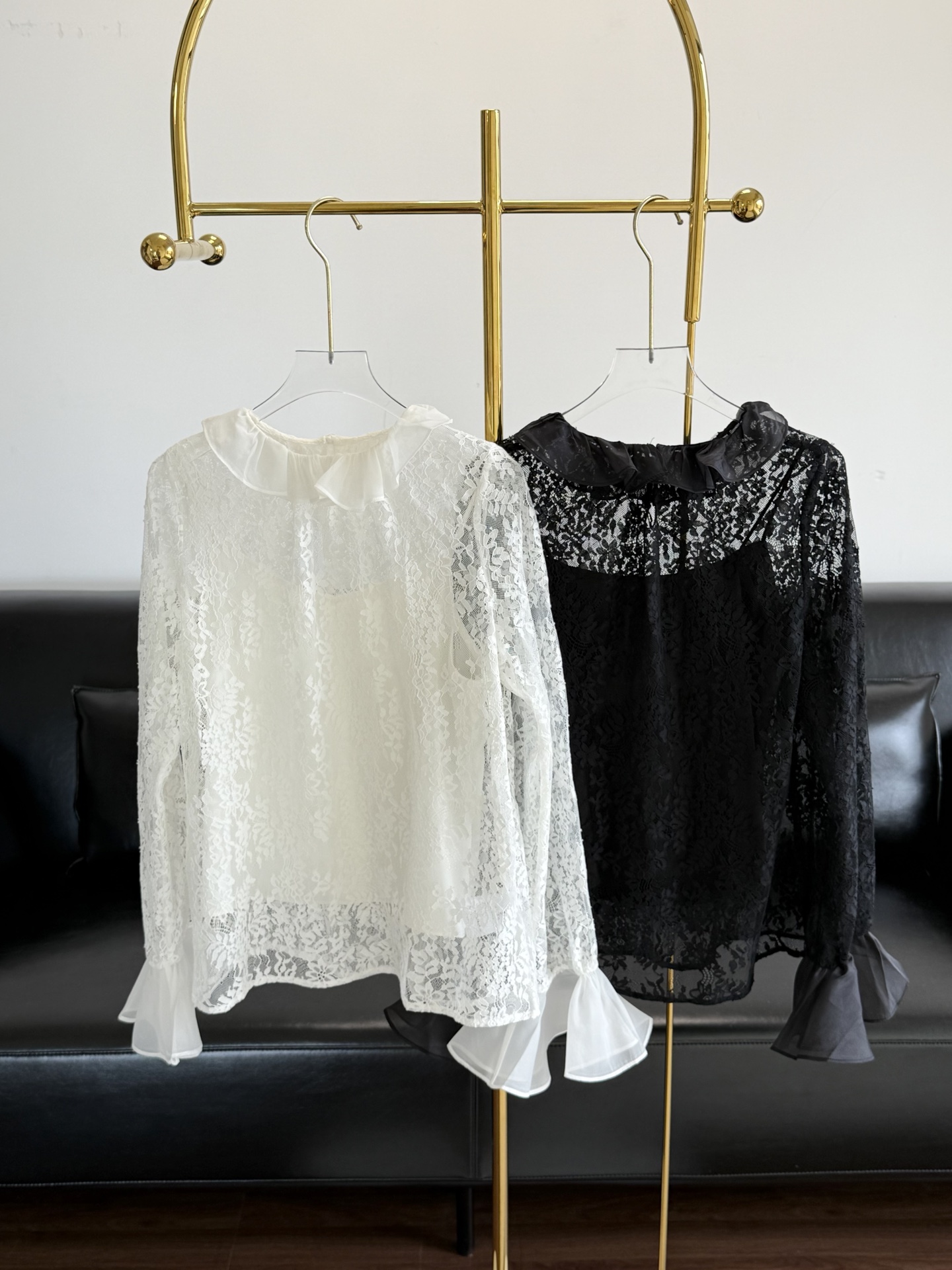 NO:503419,——JORYA new autumn ruffled lace top for women, help!  !  This lace top is too stingy for me. The gentle lace pattern and super fairy ruffled design are so beautiful that the upper body is aphasic, and the atmosphere is full. Shorts are simply the standard match for sweet girls. Whoever wears them looks good? Size sml, shorts, alexander wang19860909——JORYA 秋季新款荷叶边蕾丝上衣女 救命！！这件蕾丝上衣也太戳我了吧 温柔的蕾丝花纹,加上超仙的荷叶边设计 上身直接美到失语,氛围感直接拉满 搭短裤简直是甜妹标配,谁穿谁好看 码数sml,,shorts,alexander wang,Women's clothing