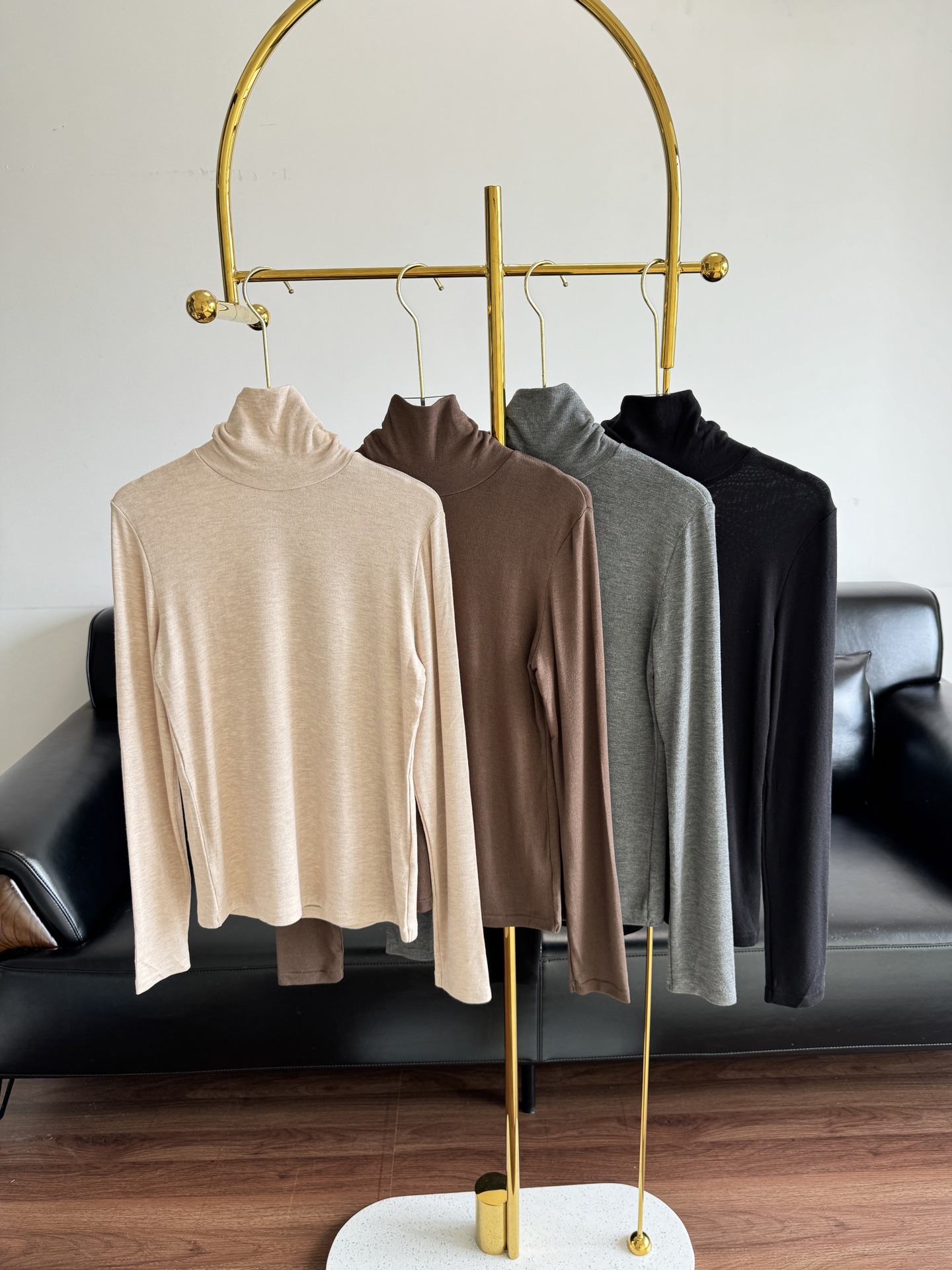 NO:504199,——LP new high-neck cashmere base shirt Kashmir cashmere, with rare production, also known as 'fiber diamond' and 'soft gold', selected high-quality cashmere with a length of more than 38 mm and a fineness of less than 15 microns. Japanese Shimajing WHOE-GARMENT woven, 3D three-dimensional molding, ultra-lightweight, no weight on the body!  It is as soft and light as clouds, close to the skin, like the second layer of skin, with just the right fluffy feeling to grasp gentleness and laziness!  Regular basic style, high elasticity, external base, no pressure to match, suitable for all kinds of clothing, instantly becoming a white-collar woman!  Ingredients nylon 51.8 acrylic Heating fiber, 38.8 modal, 6.4 spandex, cashmere 3.0; no cheap ingredients Four colors, mountain velvet black, charcoal velvet gray, rock velvet brown, apricot color M is suitable for 80-110 jin, L is suitable for 110-140 jin!  ,loro piana,gold,alexander wang19860909——LP新款高领山羊绒打底衫 克什米尔羊绒,产量稀少,又称“纤维钻石”、“软黄金”,甄选长度38毫米以上,细度15微米以下的优质羊绒 日本岛精WHOE-GARMENT机织,3D立体成型,超轻量,穿上身无负重感！ 云朵般柔软轻糯,贴身亲肤,犹如第二层肌肤,恰到好处的蓬松感拿捏温柔与慵懒！常规基础款,高弹,外穿打底均可,搭配无压力,适合各种服饰搭配,秒变白领气质女！ 成份锦纶51.8腈纶 发热纤维,38.8 莫代尔,6.4 氨纶,羊绒3.0；没有廉价配料 四个颜色,山绒黑、炭绒灰、岩绒棕、杏色 M适合80-110斤 L适合110-140斤！,,loro piana,gold,alexander wang,Women's clothing