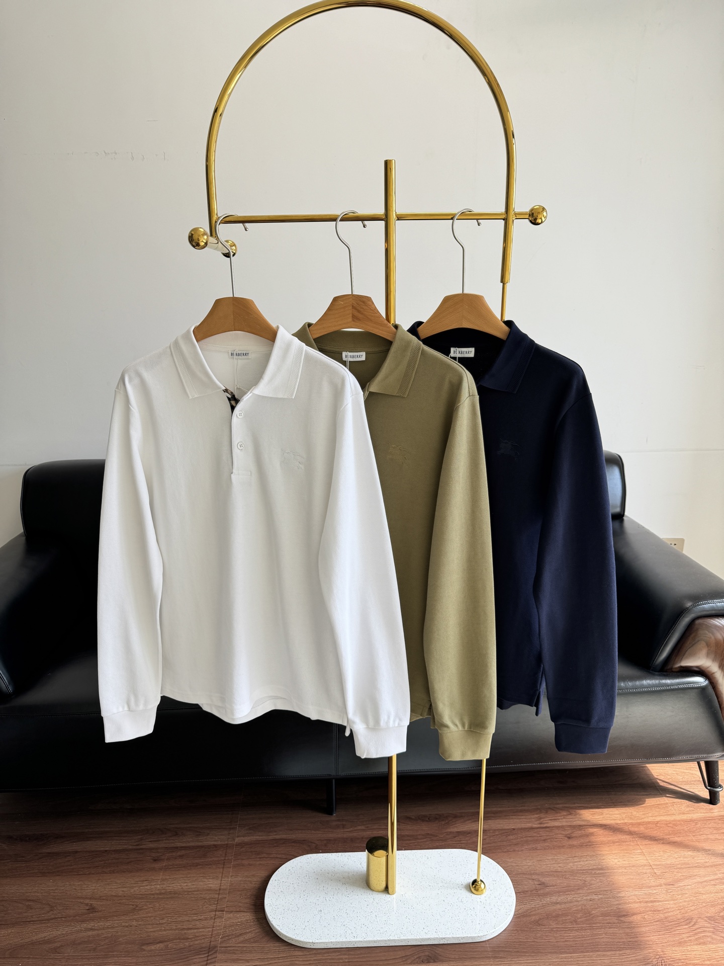 NO:504208,——Burberry Men's Lapel POLO Long Sleeve Shirt with Plaided Collar. A polo shirt is always missing for boys' wardrobe!  !  Enter it!  I still like it if I wear it for two or three years!  The bead floor cotton material is not only soft and comfortable, but also first-class breathability. The inner plaid trim design of the neckline increases the overall recognition and instantly adds a bit of fashion!  Wear it and show your energy!  !  Easy to grasp the neat and ageless business elite style~ Code s-xxl white green navy, burberry, alexander wang19860909——Burberry 格子领男士翻领POLO长袖衫 男生衣柜永远缺一件polo衫！！入它！穿个两三年拿出来依旧还是会很喜欢！珠地棉材质,不仅柔软舒适,透气性也一流,领口内格纹镶边设计,增加了整体的辨识度瞬间增添了几分时髦感 ！穿上立显精气神！！轻松拿捏住利落无龄感的商务精英范～ 码数s-xxl 白色 绿色 藏青色,,burberry,alexander wang,Women's clothing