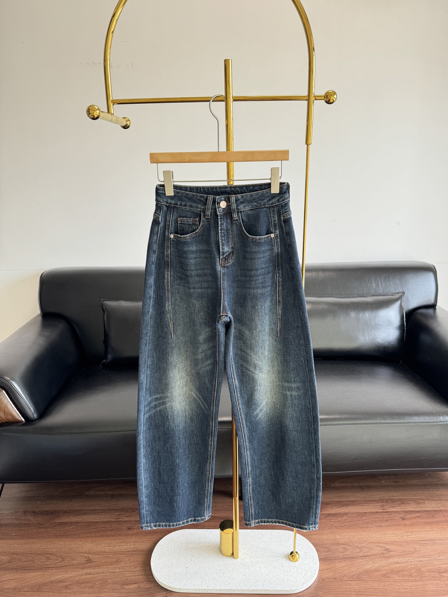 NO:504184,——mm6 scimitar loose conventional jeans, wide-leg pants, visually reducing the sense of expansion and concealing the legs. Bug pressing the bright line contrasting color design, side seams, forward shifting the calf volume, the lazy tone shows effortless interpretation of high-end fashionable feeling~ The pants fabric is comfortable to fry chicken!  It is also a versatile style that doesn’t take any brains to match. Girls, please close their eyes!  Code s-2xl,,masion margiela,jeans,alexander wang19860909——mm6弯刀宽松常规款牛仔裤 阔腿裤型 视觉上减少膨胀感隐匿腿部 bug压明线撞色设计侧缝前移收小腿体积感将慵懒调性展现不费力诠释高阶时髦感～裤子面料炒鸡舒服！也是搭配起来不费脑子的百搭款,女孩子们闭眼入吧！ 码数s-2xl,,masion margiela,jeans,alexander wang,Women's clothing