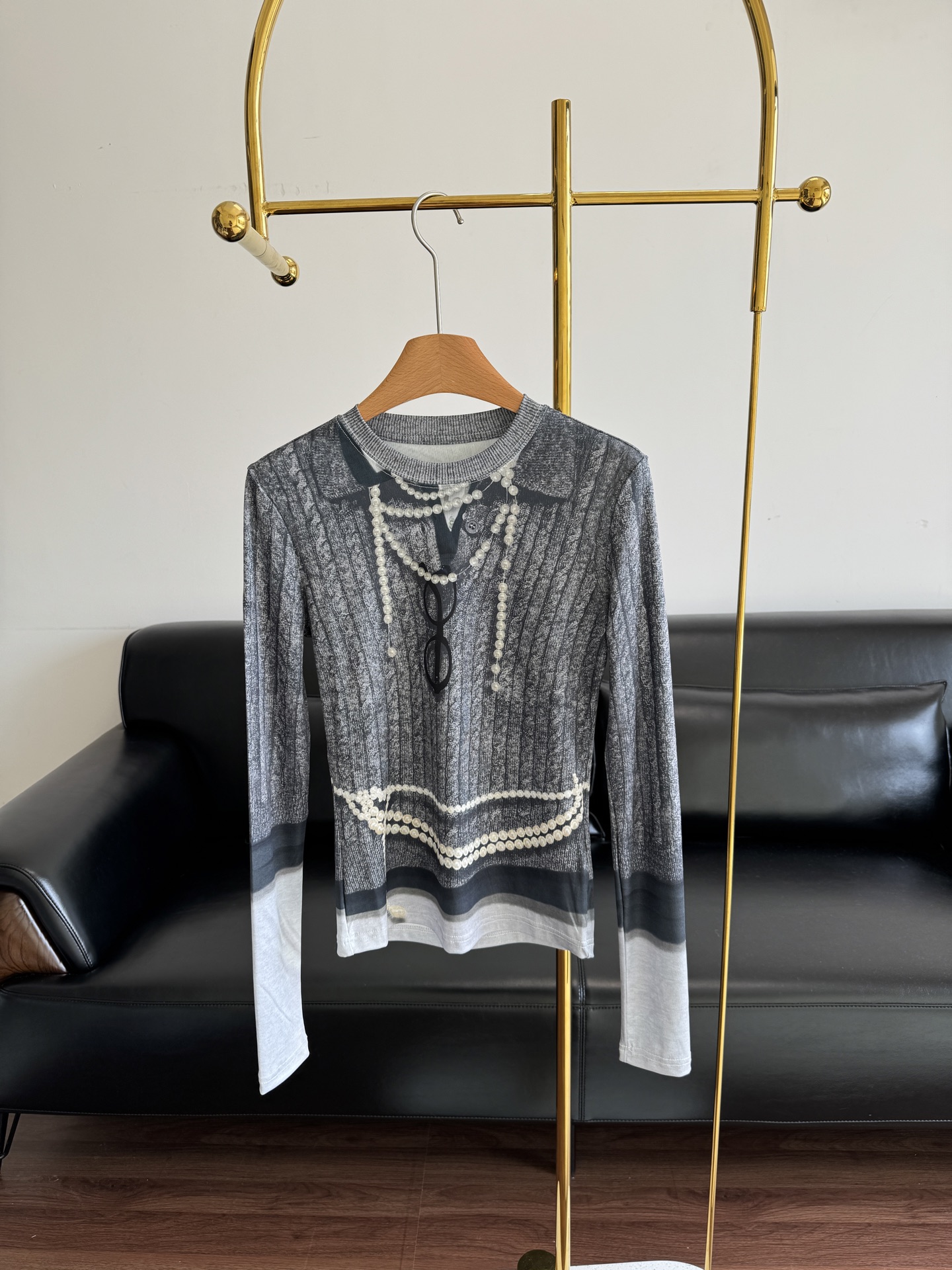 NO:504192,——FORDARE Pearl pattern long-sleeved t fills the atmosphere of early autumn, it is really a delicious dish for early autumn outfits! It has a retro feel, and the cotton fabric is delicate and textured, so that the overall shape is layered directly matched with pearl elements, exquisite upup instantly. It has a French light luxury inner flavor, which is sml, alexander wang19860909——FORDARE 珍珠图案长袖t 把早秋氛围感拉满了,真的是早秋穿搭的天菜! 自带复古感,采用棉面料图案细腻又有质感让整体造型层次感直接拉搭配珍珠元素,精致感upup 瞬间就有那种法式轻奢内味儿了 那是sml,,alexander wang,Women's clothing