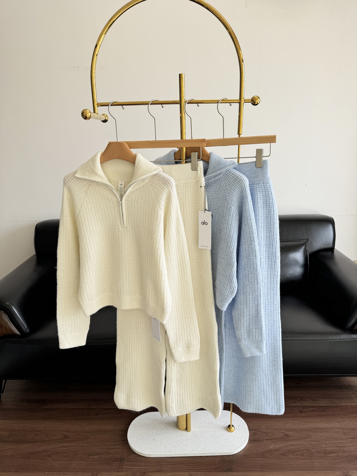 NO:504177,Tops and pants Alo cashmere waffle suit The early spring outfit feels like a big hit Alo waffle suit!  Slack ceiling!  Exquisite and fashionable Beverly old money feeling!  No fancy decoration, simple high-end fabrics are made of light cashmere yarn, paired with matching cashmere waffle tops, you can enjoy a leisurely luxurious and relaxing feeling throughout the season. Size sml, alexander wang19860909上衣裤子 Alo羊绒华夫格套装 初春穿搭氛围感被Alo大爆款华夫格套装拿捏！松弛感天花板！精致时髦的比弗利老钱感！没有花里胡哨的装饰,简单即高级面料采用轻便的羊绒纱线,搭配配套的羊绒华夫格上衣,整个季节都能享受悠闲的奢华松弛感. 码数sml,,alexander wang,Women's clothing