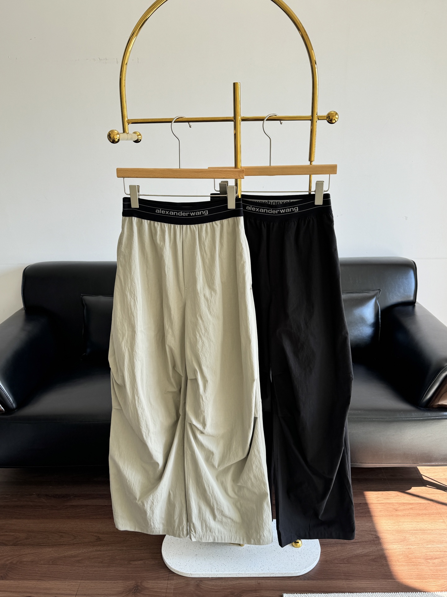 NO:505345,——Alexander Wang Alexander Wang Letter Logo Wide-legged Trousers Made of cotton with elastic waist design!  It is more convenient to put on and take off and has a great tolerance for the figure. The side socket pocket design, a cool and leisurely style, is very important!  Ingenious!  It’s really a wanna-powered pants, and the upper body often has a tone and aura!  High waist design blurs the body proportions and makes the legs look longer. SML, alexander wang, alexander wang19860909——Alexander Wang 亚历山大王 字母徽标阔腿长裤 采用棉制成,腰部松紧带设计！穿脱更方便对身材的包容度很大, 侧插口袋设计,亦酷亦闲的风格,很加分！别出心裁！真真是佰搭的wan能神裤,上身菲常有腔调气场的哦！高腰设计,模糊了身材比例更显腿长 码数sml,,alexander wang,alexander wang,Women's clothing