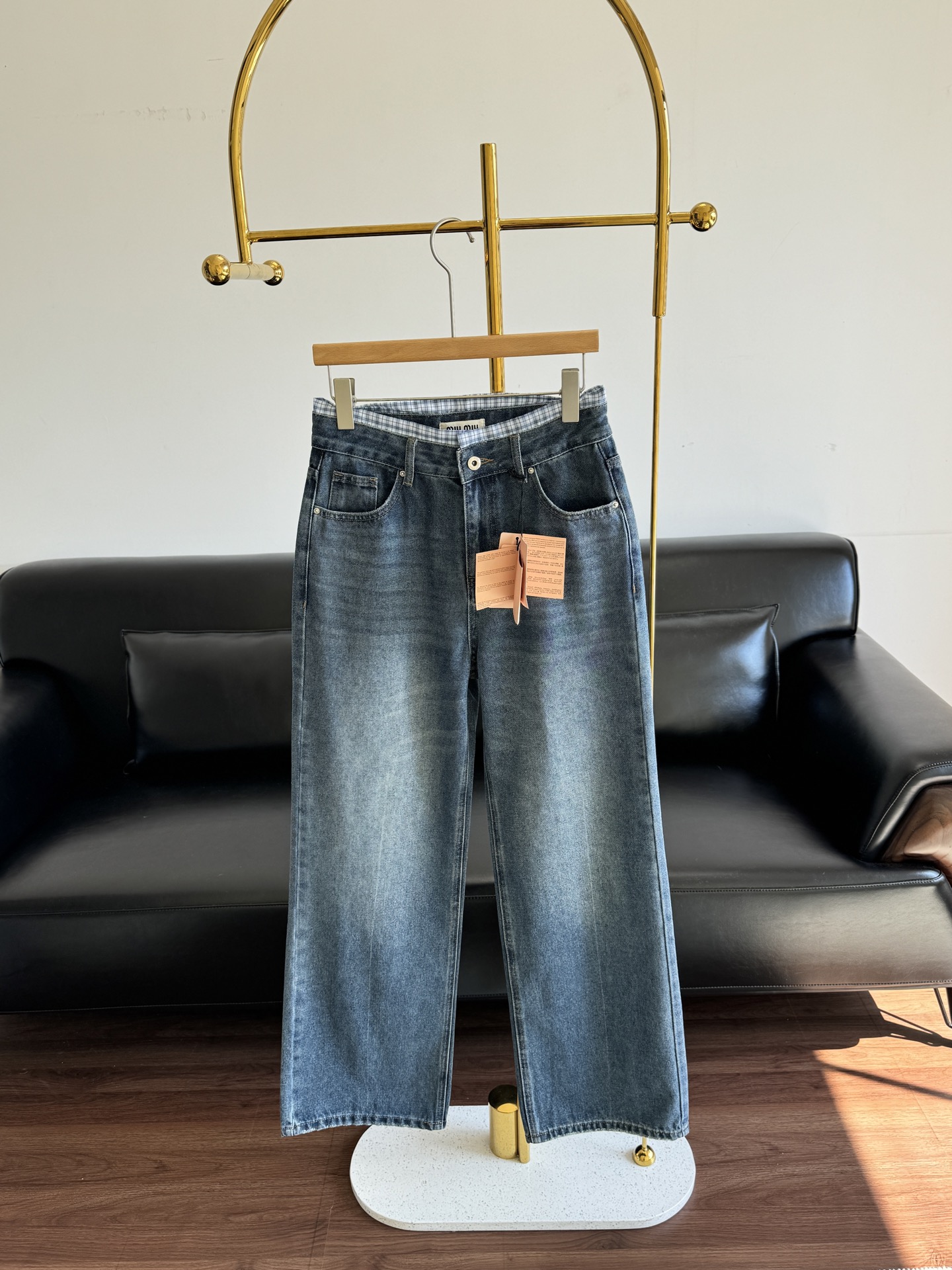 NO:505338,——Miumiu spliced ​​webbing straight-tire regular jeans, the waist splicing makes it more styling!  The versatile and classic is out of date. You must keep a pair of jeans. The color of the wash water is very good. If you want to be fashionable, you don’t look fat!  This is a well-deserved model that meets all your requirements!  !  Daily wear is full of accent, and it looks great if you match it casually~ SML, miumiu, jeans, alexander wang19860909——miumiu 拼接织带直筒常规款牛仔裤 腰部拼接更有造型感！百搭经典万年不过时,一定要留的一款牛仔裤,洗水颜色很加分,想要时尚又不显胖！这条满足你所有要求,当之无愧的版型王！！日常穿着腔调感SHI足,随便一搭就很好看~ 码数sml,,miumiu,jeans,alexander wang,Women's clothing