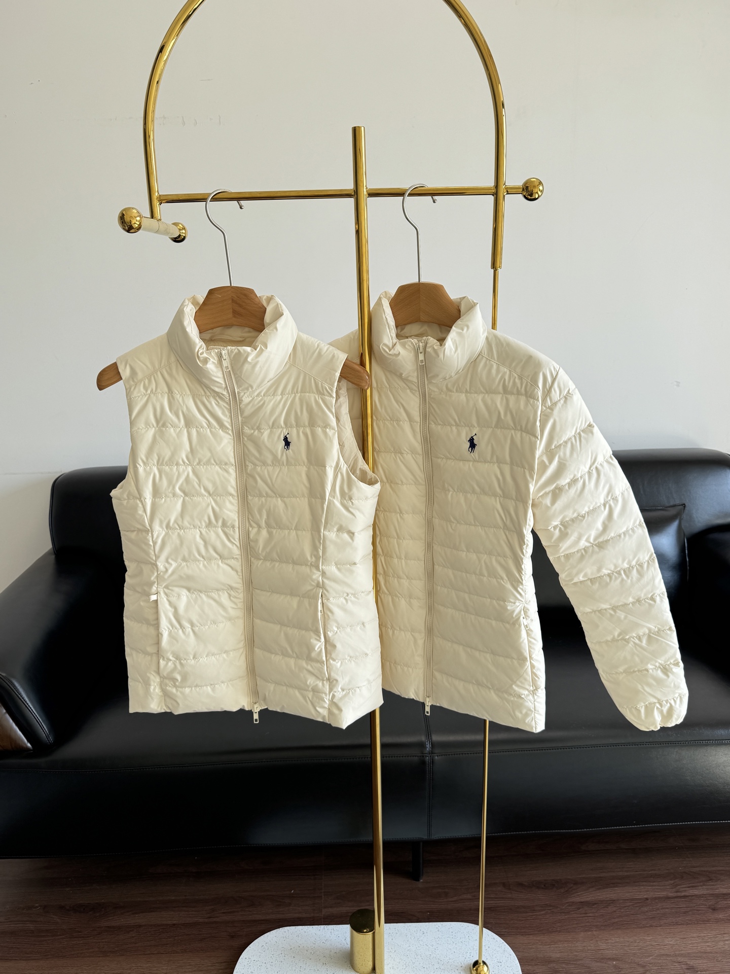 NO:505310,Vest Cotton Clothing P Ruff Lauren Logo Embroidered Vest Cotton Clothing I fell in love with this classic white vest of RL at first sight. It looks so beautiful. It is wrapped like a cloud. A small vest is indispensable for elegant old Qian style outfits!  A indispensable piece of high-zhiyan outfit, and the texture is really good. The texture is full. It is very comfortable to wear. If you like it, you can grasp it. It feels too comfortable to touch. It is soft and glutinous. It is about to enter autumn. This set is perfect for autumn and can also be perfectly controlled in winter. Number of s-xl, alexander wang19860909马甲棉服p 拉夫劳伦 logo刺绣马甲棉服 一眼爱上这件RL的经典白马甲 太好看一个了 像是一个云朵一样包裹着 优雅老钱风穿搭不可缺少的一件小马甲！高智感穿搭不可缺少的一件 而且质感真的很好 质感拉满了 穿起来很舒服一个,喜欢的可以把握啦 手感摸起来也太舒服一个了 软软糯糯的 马上要入秋啦 这一套完美入秋 冬天也可以完美驾驭 码数s-xl,,alexander wang,Women's clothing