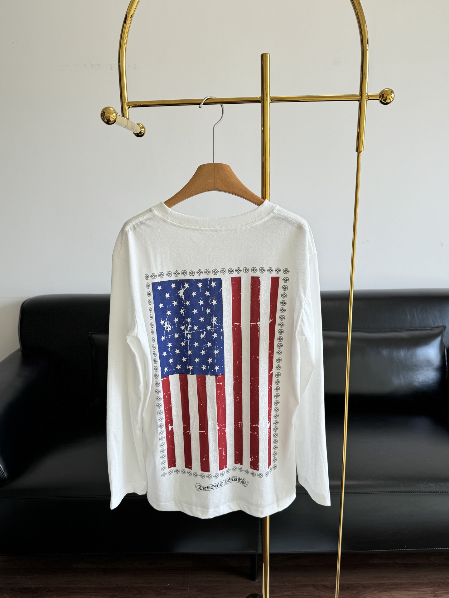 NO:505319,——Croxin, long-sleeved T-shaped back pattern, extraordinary style!  !  It has a fashionable atmosphere!  Pure cotton fabrics are worn every year!  It's really the best to wear this style!  !  It has an American retro feel!  It also has a lazy look!  !  Simple but unique high-end taste!  !  ,,chrome hearts,alexander wang19860909——克罗心 后背图案长袖t 版型不一般的洋气！！ 自带时髦氛围感！ 纯棉面料,每年穿来穿去 ！ 真的这种款最好穿！！ 有美式复古的感觉！ 也有慵懒范儿！！ 简洁却有着独特的高级品味！！,,chrome hearts,alexander wang,Women's clothing