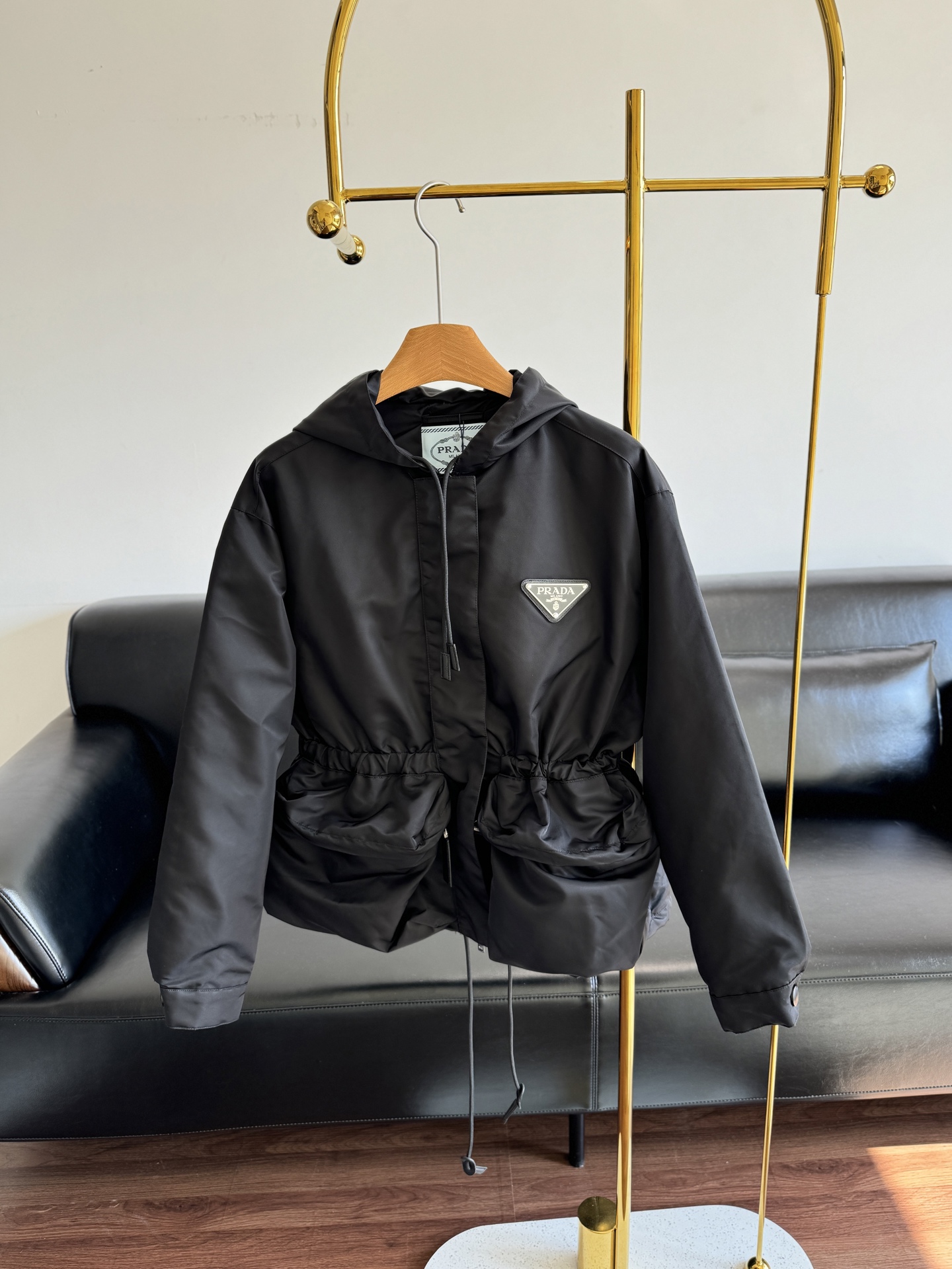 NO:505329,——Prada Workwear Waist Wind Coat Madam looks so beautiful!  Cool and cool!  Use imported iconic parachute cloth, sun protection and scratch resistance!  Just looking at the details, you can tell how powerful the function is!  Every autumn and winter, their products are at the store level. There is no need to worry about the quality workmanship and upper body effect. Just close your eyes and see~ The waist has elastic elastic design. There is no need to worry about wearing it very much!  code sml, prada, alexander wang19860909——Prada 工装收腰风衣 太太太好看了！又酷又飒！ 采用进口的标志性的降落伞布,防晒防刮！ 光看细节就知道功能有多强大了！ 每年秋冬他们家的产品都堪称是镇店级, 品质做工上身效果都无需担心♂ 闭眼收就是~ 腰部有松紧弹力的设计 完全不用担心穿上很大只！ 码数sml,,prada,alexander wang,Women's clothing