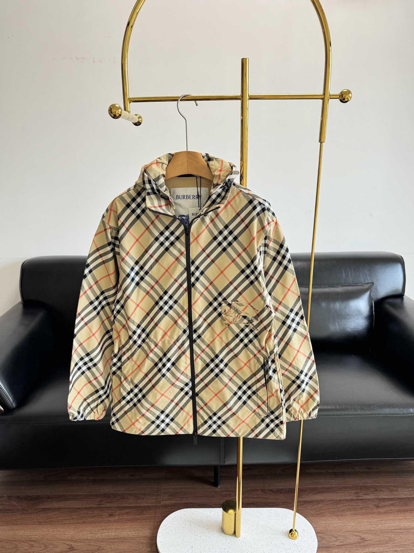 NO:506272,——Burberry Women's checked drawstring jacket Classic checked patterns interwoven, which is a romantic expression of British style. Polyester fabric!  Two-way zipper opening and closing, drawstring hood and waist design, casual and comfortable. The side zipper pocket is practical and beautiful. Whether it is a spring walk or commuting, it can be easily controlled, showing a unique taste~ Code s-xl, burberry, jackets & coats, hats, alexander wang19860909——Burberry博柏利 女款格纹抽绳外套 经典格纹交织,是英伦风情的浪漫表达.聚酯纤维面料！双向拉链开合,抽绳式连帽与腰部设计,随性又自在.侧边拉链口袋实用又美观,无论是春日漫步还是通勤出行,都能轻松驾驭,彰显独特品味～ 码数s-xl,,burberry,jackets & coats,hats,alexander wang,Women's clothing