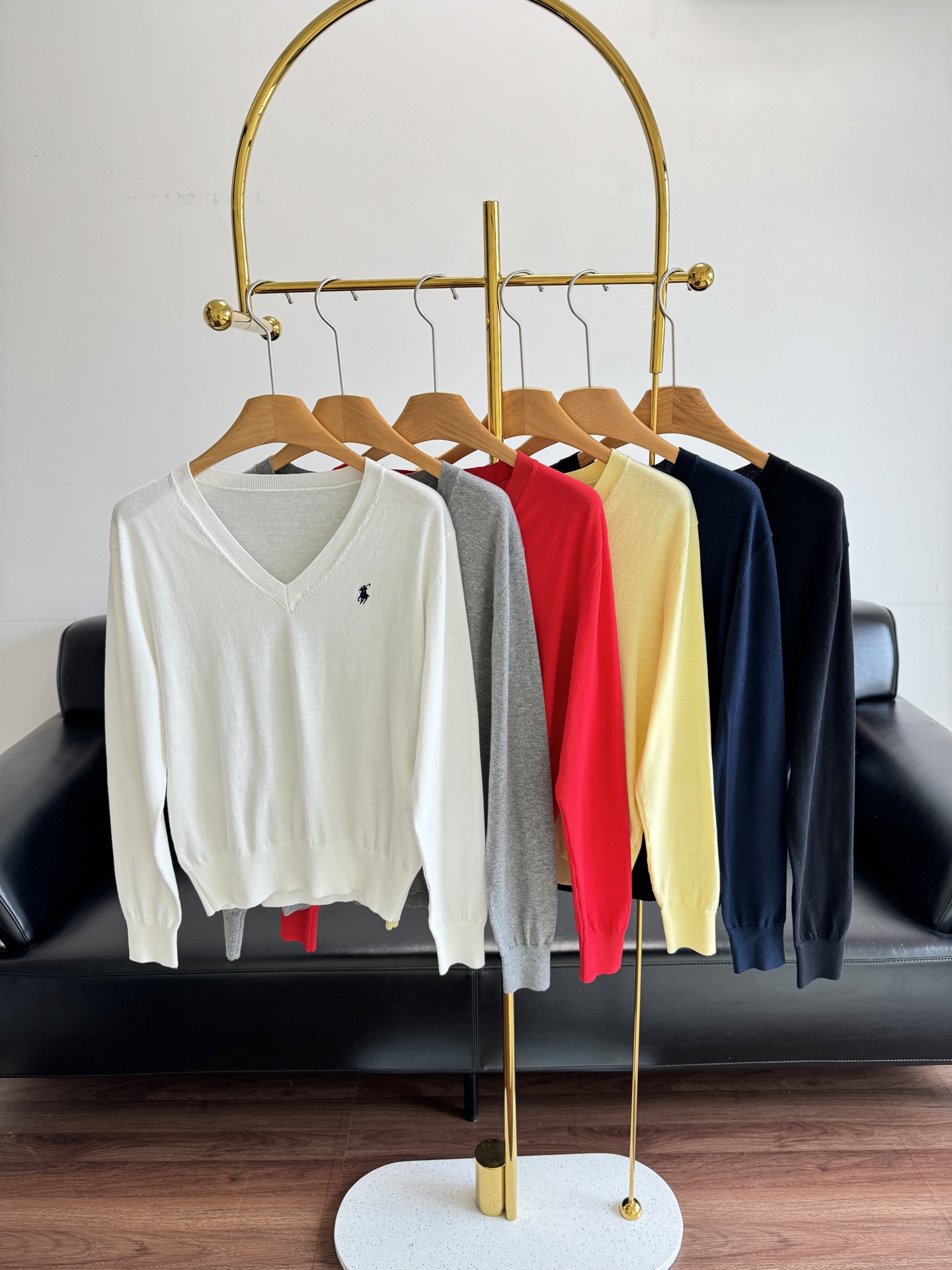 NO:506282,——Ralf Lauren, six-color V-neck knitted long sleeves, a super comfortable piece, the cotton fabric is soft and glutinous~ The pony embroidery is very three-dimensional, and the texture is super online!  !  Basic style, simple and versatile, not picky about people. Who knows this top? It looks good when wearing it alone. It can be used in autumn and winter. Number of sml white, gray, red, yellow, navy blue, black, alexander wang19860909——拉夫劳伦 六色v领针织长袖 超级舒服的一件 棉面料软糯糯的～ 小马刺绣很立体 质感超在线！！ 基础款 简约百搭不挑人 这件上衣谁懂啊单穿叠穿都好看 秋冬分分钟拿捏你 码数sml 白色,灰色,红色,黄色 藏青色 黑色,,alexander wang,Women's clothing