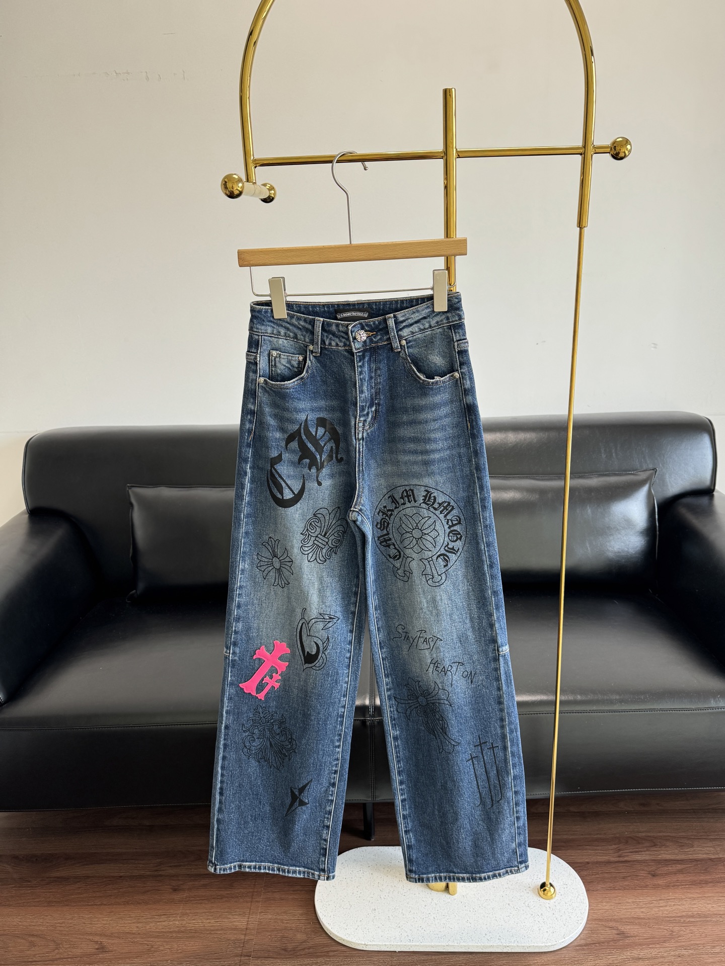 NO:506288,——Croxin Straight leather label straight jeans are retro and touching; they easily modify the legs, and they look casual when walking with style. They can instantly improve the recognition of the shape, and they are definitely a 'battle robe' when they go out~ they are simply eye-catching tools for trendy people!  Design is really good at grasping the psychology of us girls!  !  It's really amazing!  The style is also great, making you look slim and slim!  !  !  Count sml, chrome hearts, jeans, alexander wang19860909——克罗心 直筒皮标直筒牛仔裤 复古又带感；轻松修饰腿型,走路带风超显随性.都能瞬间提升造型辨识度,妥妥的出街“战袍”～简直是潮人吸睛利器！设计真的很会拿捏我们这些女生的心理！！真是绝了！版型也巨好 显瘦显瘦显瘦！！！ 码数sml,,chrome hearts,jeans,alexander wang,Women's clothing