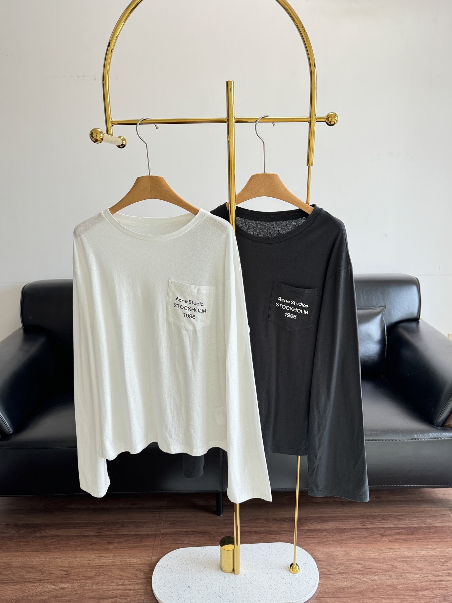 NO:506298,——Acne's new chest logo insert bag loose long-sleeved T-shirt, same style as men and women. The style is very stylish and is a loose and not picky person!  Overall, it is a handsome and lazy feeling. It is very good to wear single products, single or inner layering, pure cotton fabric is very soft and light, and it is completely unrestrained when worn in close body. Size sml, acne studios, tees, t-shirt, alexander wang19860909——Acne 新款胸前徽标插袋宽松长袖T恤 男女同款 版型非常有腔调、属于宽松不挑人的存在！整体就是帅气慵懒的感觉了,爆款单品,单穿或者做内搭叠穿都很好的,纯棉面料特别柔软轻盈,贴身穿完全无束缚感. 码数sml,,acne studios,tees，t-shirt,alexander wang,Women's clothing