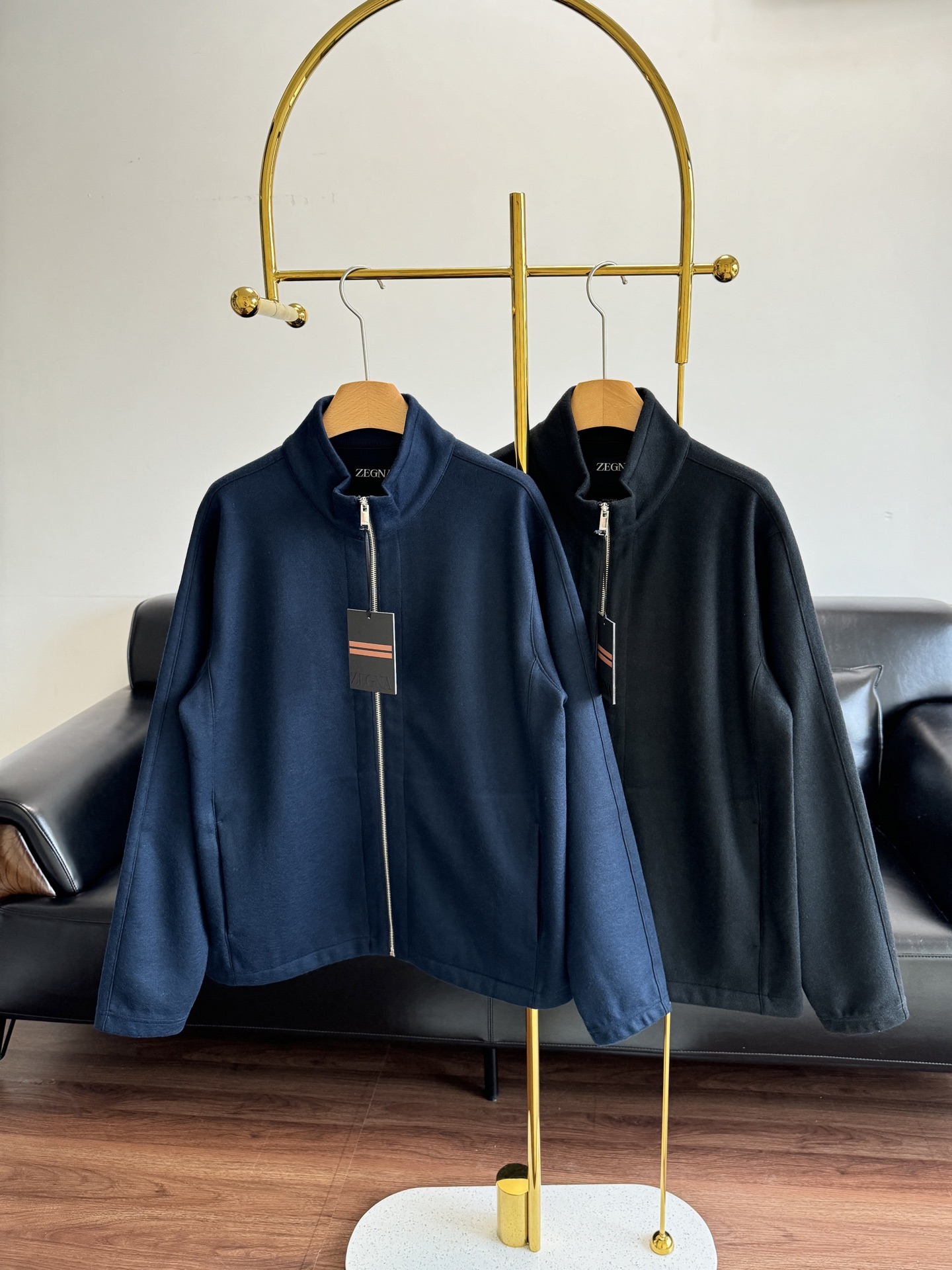 NO:506263,——zegna Zegna stand collar jacket Simple and neat style, soft and smooth lines, unique tailoring, high-end and reserved!  Wool fabric!  The touch is soft and textured. The favorite of the middle-class people in the small standing collar. The threaded cuffs and hem. The slightly wide-shouldered style is very good for the body!  Code number m-xxl blue black, zegna, jackets & coats,alexander wang19860909——zegna杰尼亚 立领外套 简约利落的款式柔美流畅的线条独具匠心的剪裁高级又含蓄内敛！采用羊毛面料！手感柔绒有质感 小立领中产主义最爱 螺纹袖口及下摆 落肩微阔版型 不挑身材极好搭配！ 码数m-xxl 蓝色 黑色,,zegna,jackets & coats,alexander wang,Women's clothing