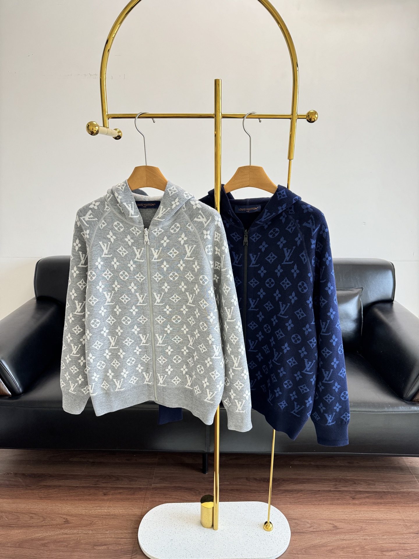 NO:506895,——LV double-sided wearable jacquard logo knitted jacket. Double-sided wearable, one dress becomes two pieces!  It’s perfect for knitted jackets to be practical and fashionable!  And the kind that can make the temperature and temperament completely, and let the sense of high quality be the ultimate, it is definitely a practical and beautiful coat.19860909——LV 双面可穿提花logo针织外套 双面可穿哈,一衣变两件！针织外套论实穿论时髦都是妥妥滴！而且可以把温度风度通通搞定的那种,让本身的高级感发挥到极致,绝对是一款实用与美貌集一身的外套 码数s-xl,,louis vuitton,jackets & coats,alexander wang,Women's clothing