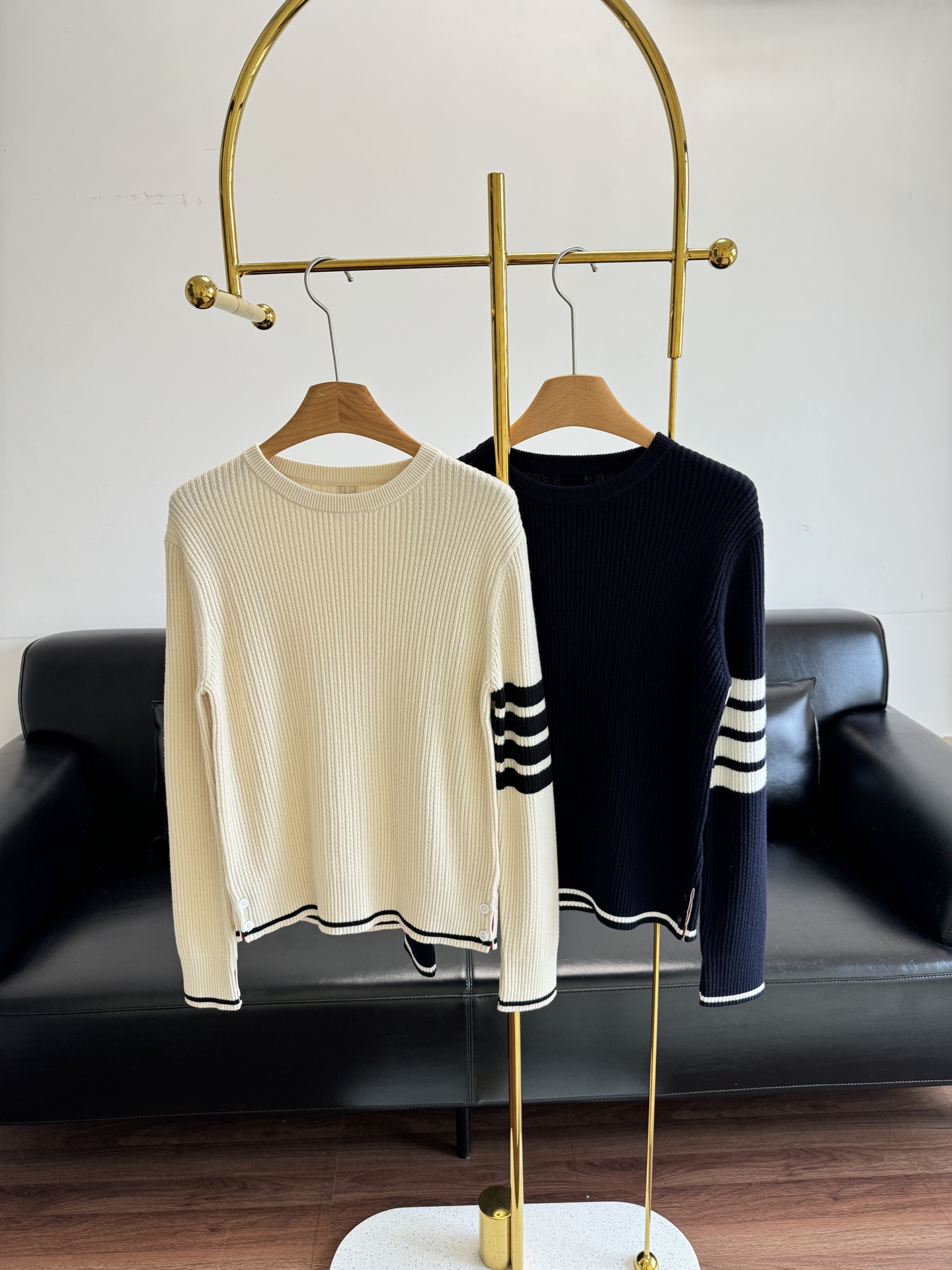 NO:506882,——TB Classic Four-Stripe Knitted Sweater A classic college-style ceiling wardrobe, whoever wears it looks good, it will be included! Wool blended yarn has first-class fineness, delicate and soft feel, and has a certain thickness. The exquisite texture is layered and soft, and it is soft. Good fabrics can be worn casually, and it will be comfortable to wear when wearing it close to the body!  Code sml, alexander wang19860909——TB 经典四条纹 针织衫 万年经典款学院风的天花板衣橱,谁穿谁好看必入!羊毛混纺纱线,精细度堪称一流,手感细腻柔软,有一定厚度.精致的肌理感富有层次,松软不失筋骨.好的面料,你随便穿,贴身穿怎么穿怎么舒服！ 码数sml,,alexander wang,Women's clothing