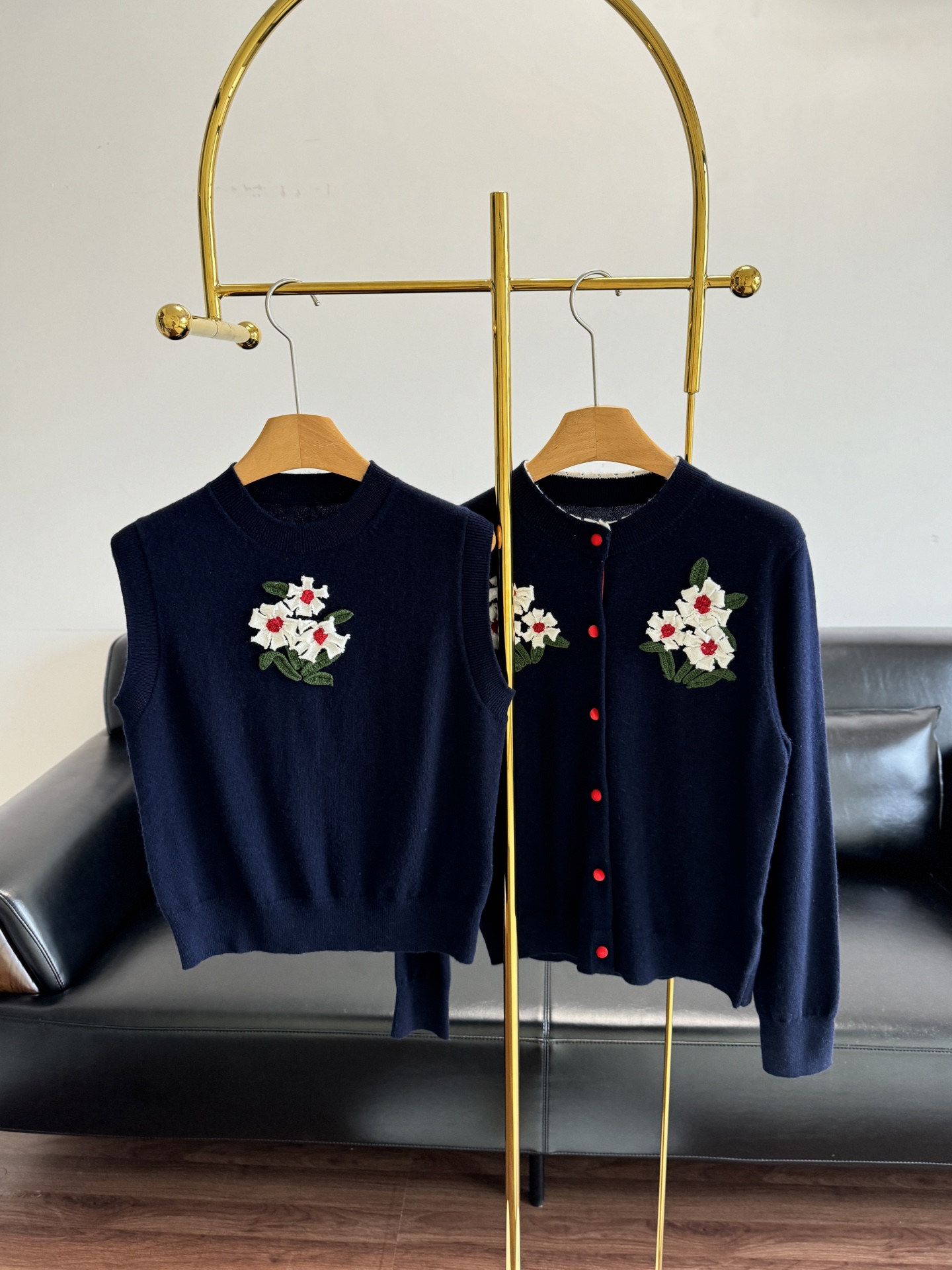 NO:506899,Vest cardigan ERDOS new style Liu Wen same style Rose flower knit classic midnight blue, quiet and profound, intellectual and calm, a whole high-end and elegant. It uses wool fabric, pure hand-crafted crochet three-dimensional rose cashmere flower, easy to create a effortless fashionable feeling. Size sml, alexander wang19860909马甲开衫 ERDOS 新款刘雯同款 蔷薇花朵针织 经典的午夜蓝,宁静深邃,知性沉稳 一整个高级且优雅 采用羊毛面料,纯手工钩针立体蔷薇羊绒花 轻松打造毫不费力的时髦感 码数sml,,alexander wang,Women's clothing