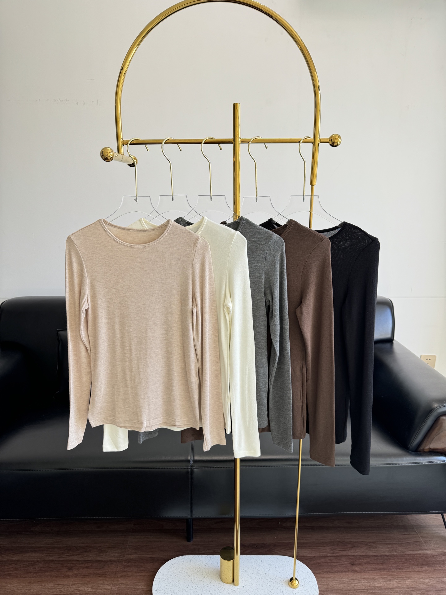 NO:507780,——Super hot autumn and winter new LP round-neck cashmere base coat Kashmir cashmere, with rare production, also known as 'fiber diamond' and 'soft gold', selected high-quality cashmere with a length of more than 38 mm and a fineness of less than 15 microns. Japanese Island Fine WHOE-GARMENT woven, 3D three-dimensional molding, ultra-lightweight, no weight bearing feeling on the body!  It is as soft and light as clouds, close to the skin, like the second layer of skin, with just the right fluffy feeling to grasp gentleness and laziness!  Regular basic style, high elasticity, external base, no pressure to match, suitable for all kinds of clothing, instantly becoming a white-collar woman!  Ingredients nylon 51.8 acrylic Heating fiber, 38.8 modal, 6.4 spandex, cashmere 3.0; no cheap ingredients Five classic colors of velvet black, milk velvet white, charcoal velvet gray, rock velvet brown, apricot color M is suitable for 80-100 catties L is suitable for 100-120 catties XL is suitable for 120-140 catties Three sizes, loro piana, gold, alexander wang19860909——超级爆款秋冬新品LP圆领山羊绒打底衣 克什米尔羊绒,产量稀少,又称“纤维钻石”、“软黄金”,甄选长度38毫米以上,细度15微米以下的优质羊绒 日本岛精WHOE-GARMENT机织,3D立体成型,超轻量,穿上身无负重感！ 云朵般柔软轻糯,贴身亲肤,犹如第二层肌肤,恰到好处的蓬松感拿捏温柔与慵懒！常规基础款,高弹,外穿打底均可,搭配无压力,适合各种服饰搭配,秒变白领气质女！ 成份锦纶51.8腈纶 发热纤维,38.8 莫代尔,6.4 氨纶,羊绒3.0；没有廉价配料 五个经典色山绒黑、奶绒白、炭绒灰、岩绒棕、杏色 M适合80-100斤 L适合100-120斤 XL合适120-140斤 三个码数,,loro piana,gold,alexander wang,Women's clothing