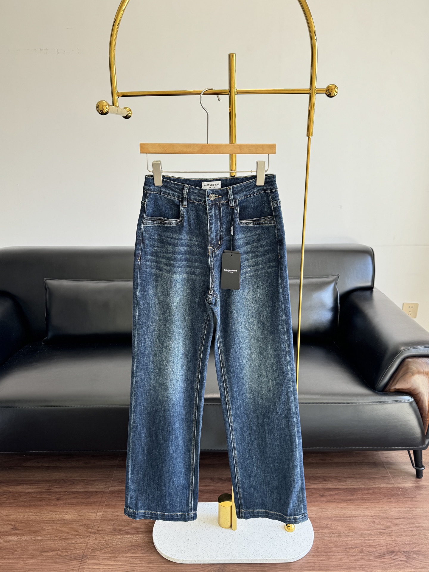 NO:507766,——ysl rear logo straight regular jeans. It is a versatile and classic style that is out of date. You must keep a pair of jeans, pure cotton fabric!  The color of the wash water is very good, and you want to be fashionable but don’t look fat!  This is a well-deserved model that meets all your requirements!  !  Daily wear and feel SHI-like, it looks great if you just match it casually~ SML, saint laurent, jeans, alexander wang19860909——ysl 后侧logo直筒常规款牛仔裤 百搭经典万年不过时,一定要留的一款牛仔裤,纯棉面料！洗水颜色很加分,想要时尚又不显胖！这条满足你所有要求,当之无愧的版型王！！日常穿着腔调感SHI足,随便一搭就很好看~ 码数sml,,saint laurent,jeans,alexander wang,Women's clothing