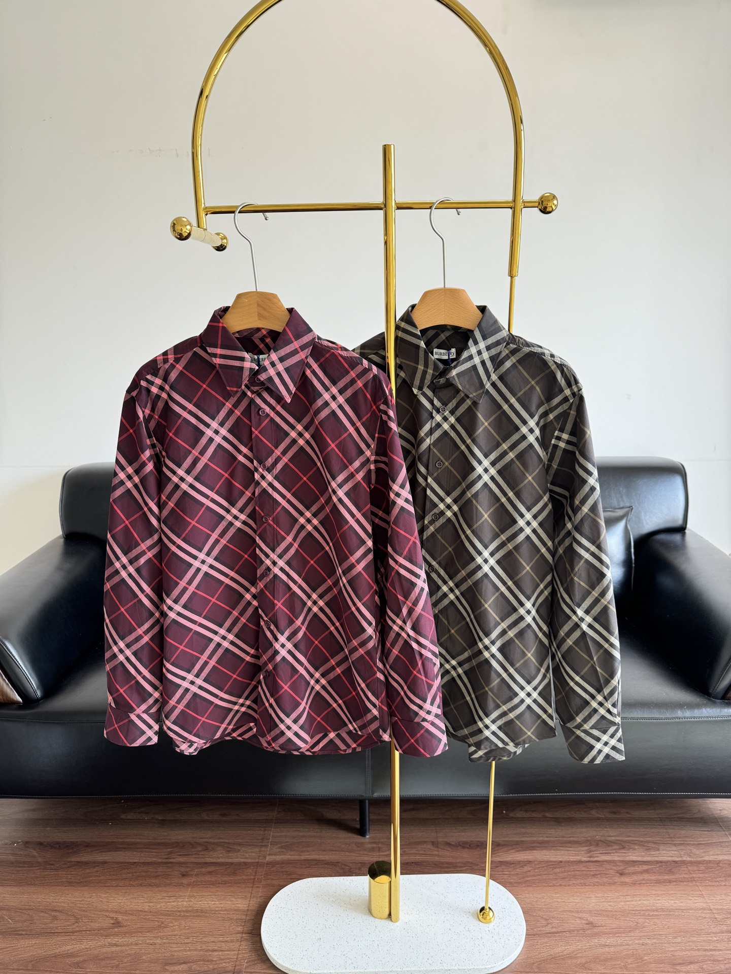 NO:507770,——Classic plaid is here BURBERRY plaid shirt Classic tailoring cotton tuxedo, simple and high-standard and basic to create a more fashionable and high-street casual style!  !  The resistant shirt is made of cotton poplin fabric and is made in Italy with fine-spinned. The burberry plaid is decorated to present a casual style. The buttoned plaid tip collar and single-button cuff curved hem are casual style. It is looser than the regular style. Whether used as an exterior or base, it is one of the essential items. The style is also a perfect outfit, perfectly meeting the needs of various outfits. The size number is s-xl, burberry, shirts, alexander wang19860909——经典格纹来啦BURBERRY 格纹衬衫 经典剪裁棉质讨衫,简约高规又基础打造时尚跟高街休闲风格更强！！ 耐衫选用棉府绸面料制成,于意大利精纺打造.装饰 Burberry 格纹,呈现休闲版型. 纽扣开襟尖领、 单扣式袖口弧形衣摆 休闲版型 较常规版型剪裁更为宽松. 无论当做外搭或是打底都是必不可少单品之一 版型方面也是完美穿搭效果,完美的符合各种穿搭场合的所需 码数s-xl,,burberry,shirts,alexander wang,Women's clothing