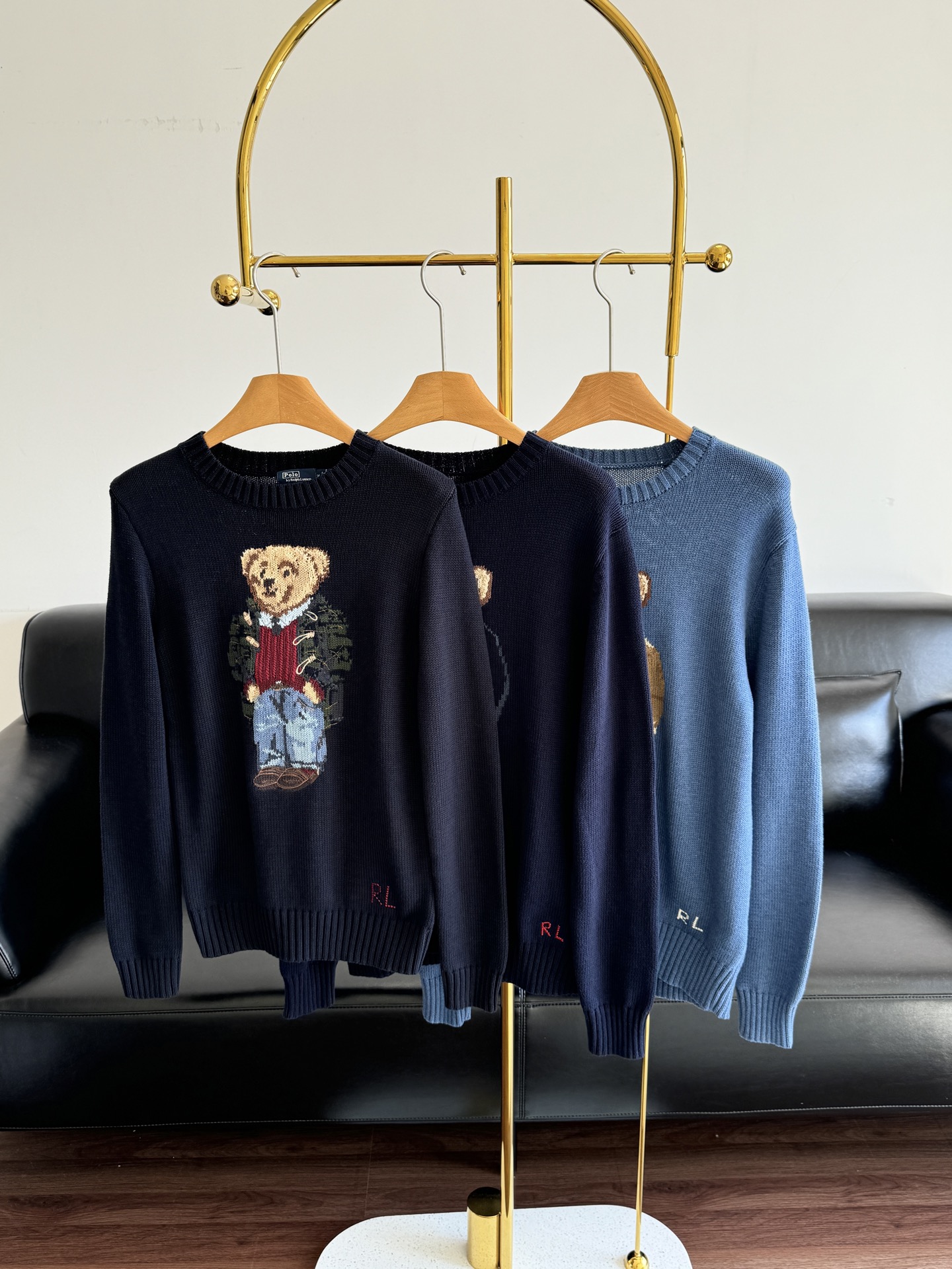 NO:507774,Camouflage bear national flag bear khaki bear Ralph Lauren bear series cotton linen knitted 67 cotton 33 linen I like a bear sweater. It's really exquisite. The bear has strong American vitality, and the atmospheric and passionate charm bear pays more attention to the creation of details and craftsmanship!  The slightly loose style makes you feel lazy and lazy as soon as you are on your upper body. Camouflage bear sml National flag bear s-xl Khaki bear s-xl,,loro piana,alexander wang19860909迷彩小熊国旗小熊卡其小熊 Ralph Lauren拉夫劳伦小熊系列棉麻针织 67棉33亚麻 敲喜欢的一款小熊毛衫它来啦! 真的好精致呀,小熊具有浓烈的美式活力,大气且热情的多变魅力小熊更注重细节以及工艺的打造！微宽松的版型,一上身就有慵慵懒懒的感觉了 迷彩小熊码数sml 国旗小熊码数s-xl 卡其小熊码数s-xl,,loro piana,alexander wang,Women's clothing