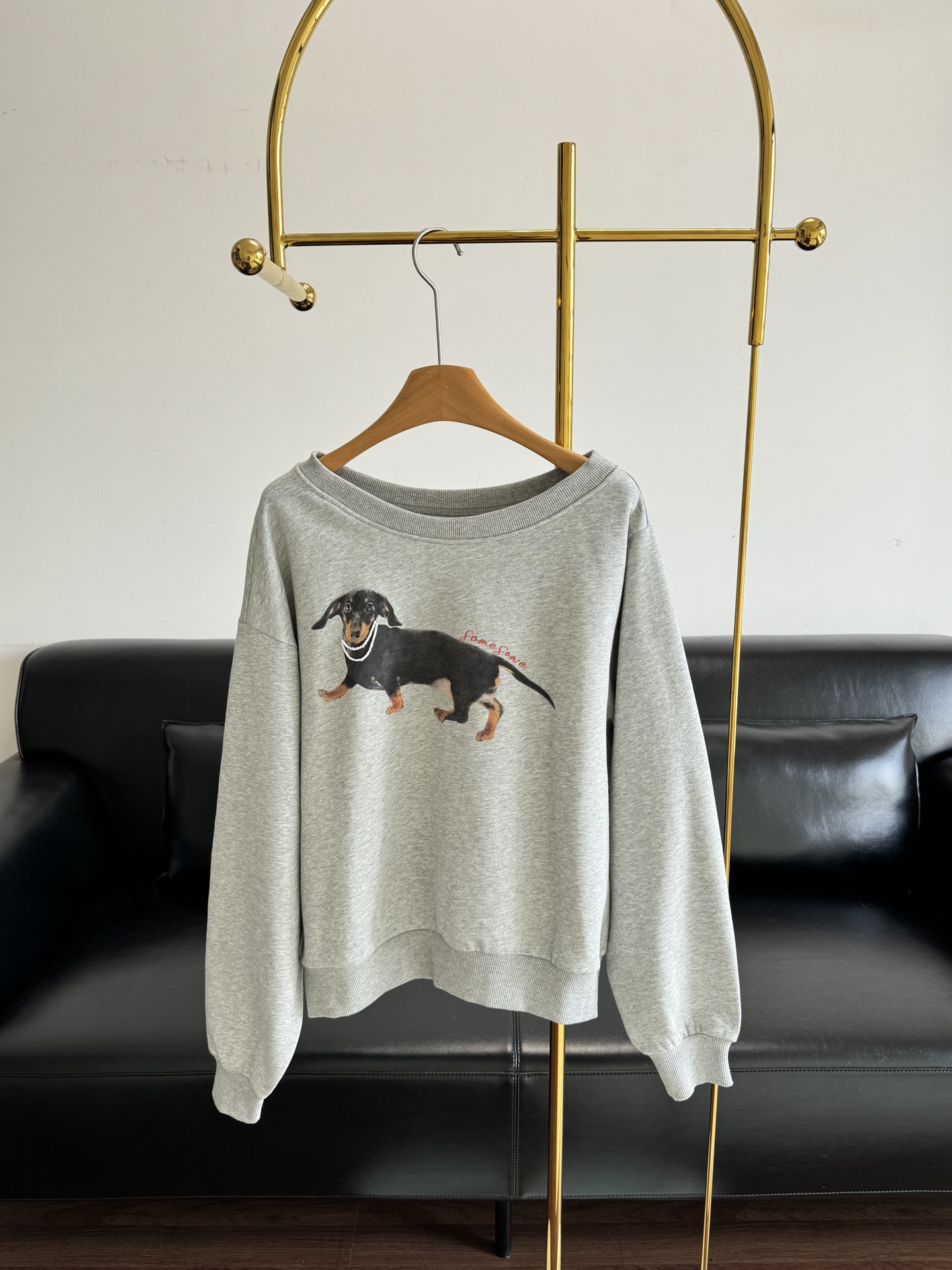 NO:517250,——SOMESOWE American retro pearl dachshund dog slanted shoulder printed top Lu Yuxiao's 'soft and cute critical hit'!  The Pearl Dachshund Dog's Off-Shoulder Sweatshirt is amazing!  The real thing is more textured than in the camera, and it grows completely on the aesthetics of sweet girls~ The soft fabric is very comfortable to wear with a lazy atmosphere; the off-shoulder design is carefully stretched, and the shoulders are exposed without showing flesh, and the collarbone is very delicate; the pearl dachshund dog pattern on the chest is very cute, and the details are directly full, sweet but not greasy and very recognizable. The sister who lacks a 'age-reducing and eye-catching' sweatshirt in the wardrobe, this one is closed without stumble. The number of sml, hoodie, sweatshirts, alexander wang19860909——SOMESOWE美式复古珍珠腊肠狗斜肩印花上衣 卢昱晓带火的“软萌暴击”！珍珠腊肠狗斜肩卫衣太绝了！实物比镜头里还显质感,完全长在甜妹审美上～ 软乎乎的面料贴身穿超舒服,自带慵懒氛围感；斜肩设计小心机拉满,露肩不露肉,悄悄露出锁骨超显精致；胸前的珍珠腊肠狗图案巨可爱 细节感直接拉满,甜而不腻还很有辨识度.衣柜里缺件“减龄又吸睛”卫衣的姐妹,这款闭眼入不踩雷 码数sml,,hoodie,sweatshirts,alexander wang,Women's clothing