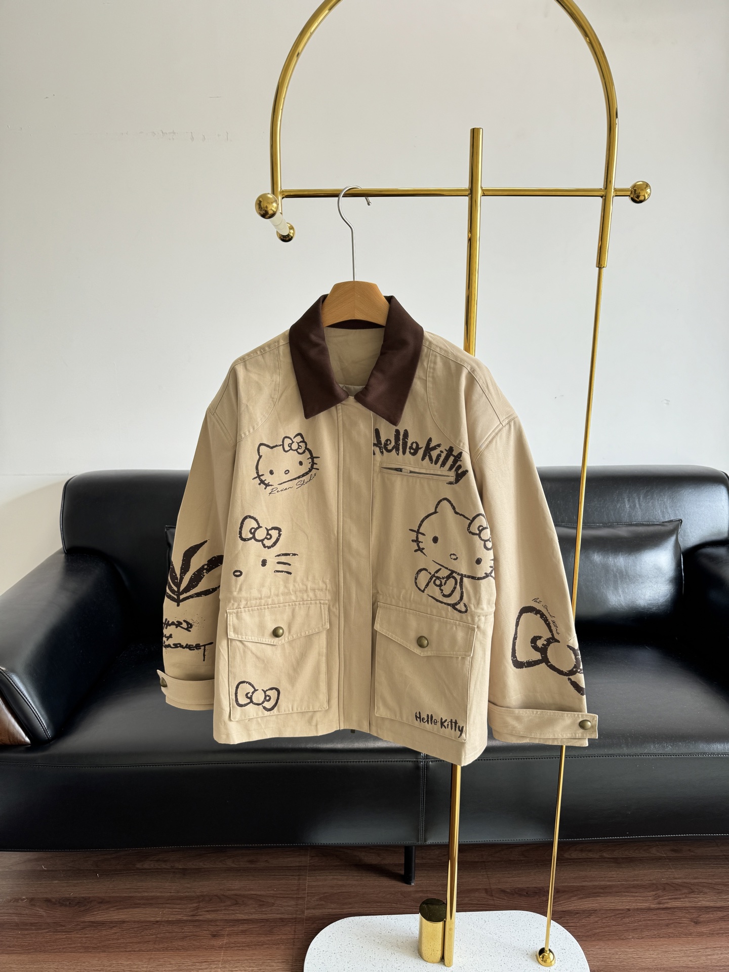 NO:517264,——REVAN Autumn HelloKitty Co-branded Series The first sweet and cool jacket of the same style of Da Mi Mi was controlled by Hello Kitty. This khaki short jacket hit my heart. When childhood cute pets meet workwear style, this outfit directly adds sweet and cool value~ The khaki workwear jacket is full of Hello Kitty graffiti, the retro lapel and large pocket design is cool and detailed, the loose style hides the flesh and shows the aura!  Code sml, Jackets & coats,alexander wang19860909——REVAN芮范秋季HelloKitty联名系列 大幂幂同款秋天第一件甜酷外套被Hello Kitty拿捏了 这件卡其色短款外套一整个戳中我心巴 童年萌宠遇上工装风,这套穿搭直接把甜酷值拉满~ 卡其色工装外套满幅Hello Kitty涂鸦,复古翻领与大口袋设计帅酷又有细节,宽松版型藏肉又显气场！ 码数sml,,jackets & coats,alexander wang,Women's clothing