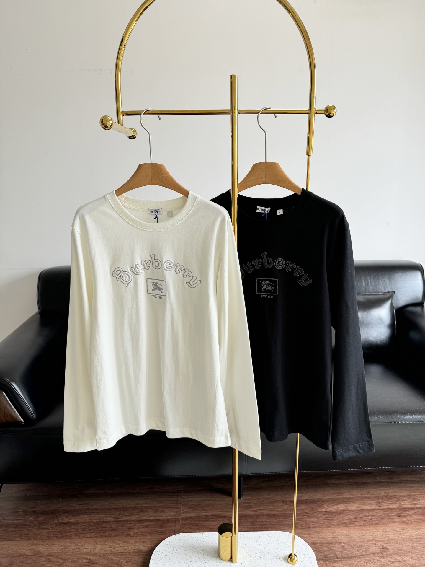 NO:517271,——Burberry's new early autumn embroidered long-sleeved t is definitely the first choice for everything!  !  And this one is the same as men and women!  Pure cotton fabric!  The basic version of the long-sleeved T is very practical, it is very suitable for single wear or inner wear. Size s-xl, burberry, alexander wang19860909——Burberry 早秋新款刺绣长袖t 绝对是百搭一切的首选！！ 而且这款是男女同款！ 纯棉面料！基础版型的长袖t很实穿 单穿或内搭都很 码数s-xl,,burberry,alexander wang,Women's clothing