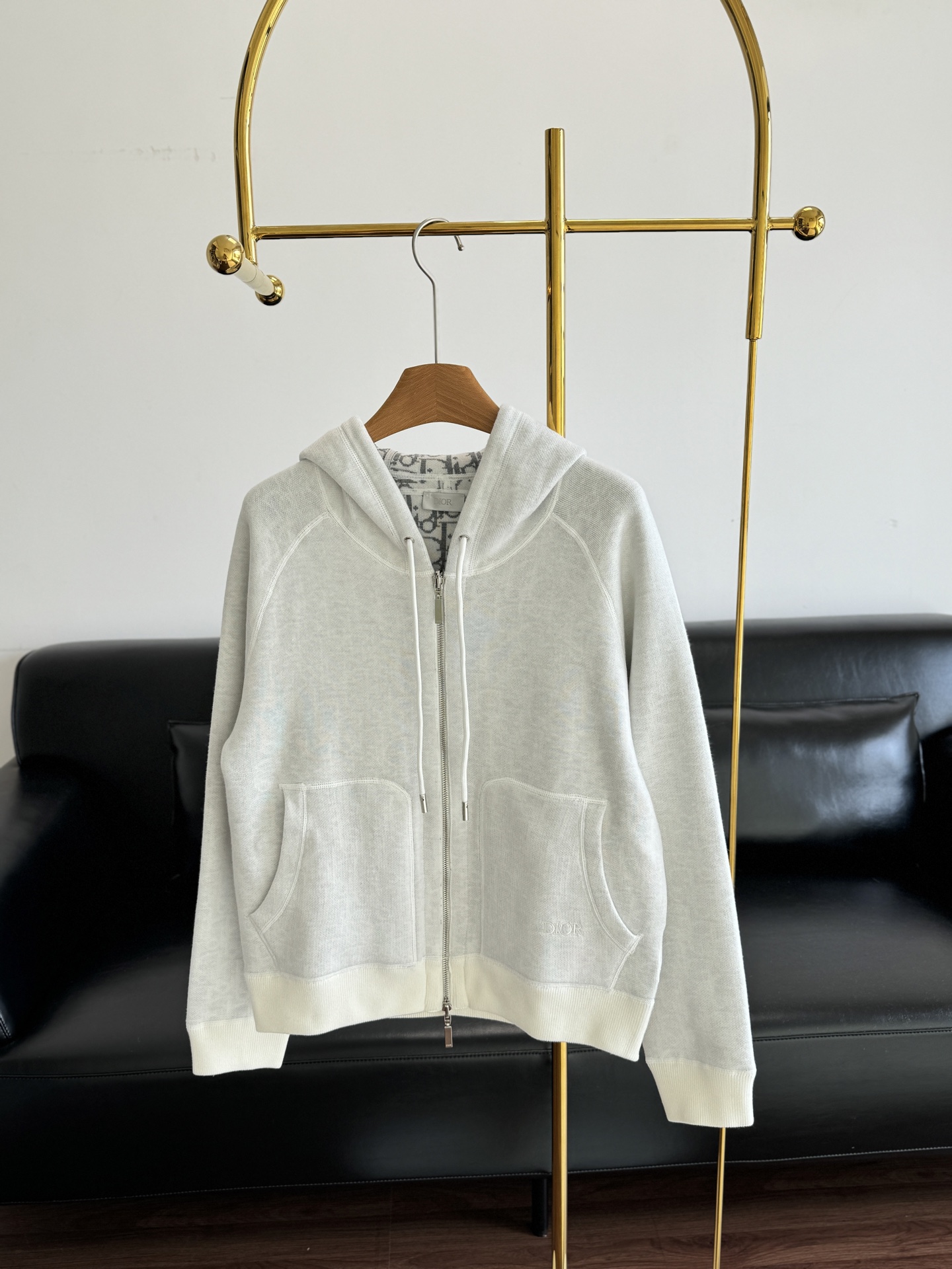 NO:517257,——Dior Jacquard double-sided hooded sweatshirt jacket! The upper body effect is undoubtedly outstanding. Whether from the overall design of the body or the subtle details, you can feel the ultra-high specifications of this model. The grade is extraordinary and it conforms to the current trendy aesthetics. The upper body is youthful and energetic, showing your own taste and style, which is very perfect. The outstanding double-sided wearable design is a classic solid color on one side and a dark pattern on the other!  !  Simplicity, recognition, switch at will!  !  Spend the same money to enjoy multiple treatments, and wear more clothes!  Count sml, dior, dior, hoodie, sweatshirts, jackets & coats, hats, alexander wang19860909——Dior迪奥 提花双面穿连帽卫衣外套! 上身效果毋庸置疑的出彩,无论是从衣身整体的设计,还是最细微的细节,你都能感知此款的超高规格感,档次十分非凡更是符合当下的潮流审美,上身青春活力,彰显自身品味格调,十分完美. 出彩的双面可穿设计,一面是经典的纯色,一面是品牌招牌暗花纹！！简约 辨识度 随意切换！！花一样钱享受多重待遇,真正的一衣多穿！ 码数sml,,dior,dior,hoodie,sweatshirts,jackets & coats,hats,alexander wang,Women's clothing