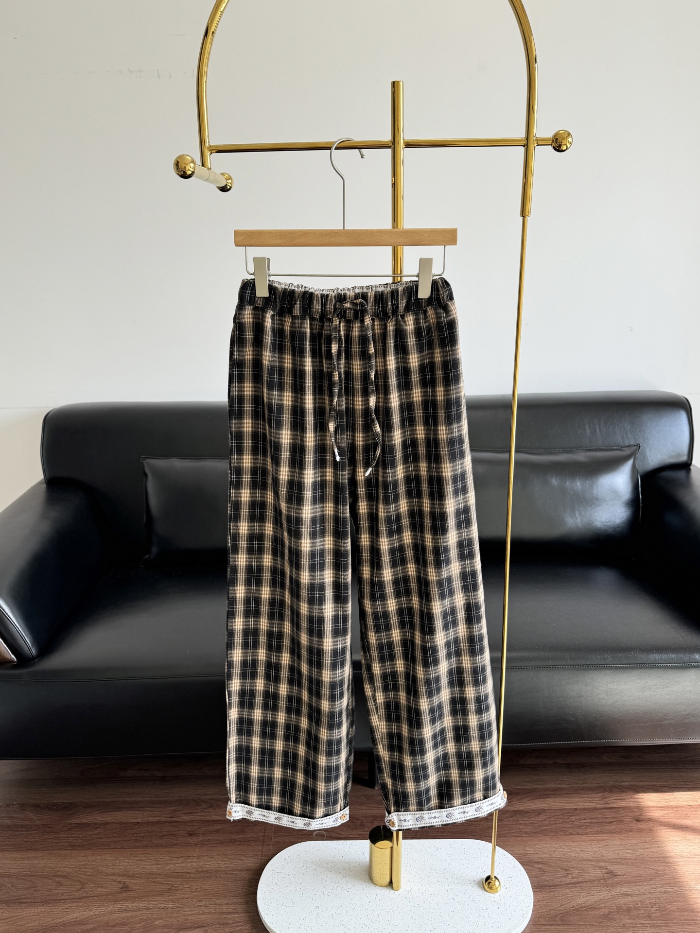 NO:517263,——AUBRUINO 25 Autumn and Winter New Slim Drawstring Casual Pants This pair of plaid pants directly welds the comfort and beauty to the body!  This classic plaid pattern is chosen in a low-saturation retro color scheme, which will not look old but will have a very atmosphere!  Wearing a simple white T-shirt is a refreshing and casual style, and a short sweater is a bit gentle Korean. It is even very good to wear with a small suspender. It is easy to wear in a week. Size sml, alexander wang19860909——AUBRUINO 25秋冬新品显瘦抽绳休闲裤 这条格纹裤直接把舒服和好看焊在身上了！ 这个经典格子图案,选的是低饱和的复古配色,不会显老气反而很有氛围感！搭简单的白 T 恤就是清爽休闲风,配短款针织衫又有点韩系温柔那味儿,甚至搭小吊带外穿都很绝,一周穿搭不重样轻松搞定～ 码数sml,,alexander wang,Women's clothing