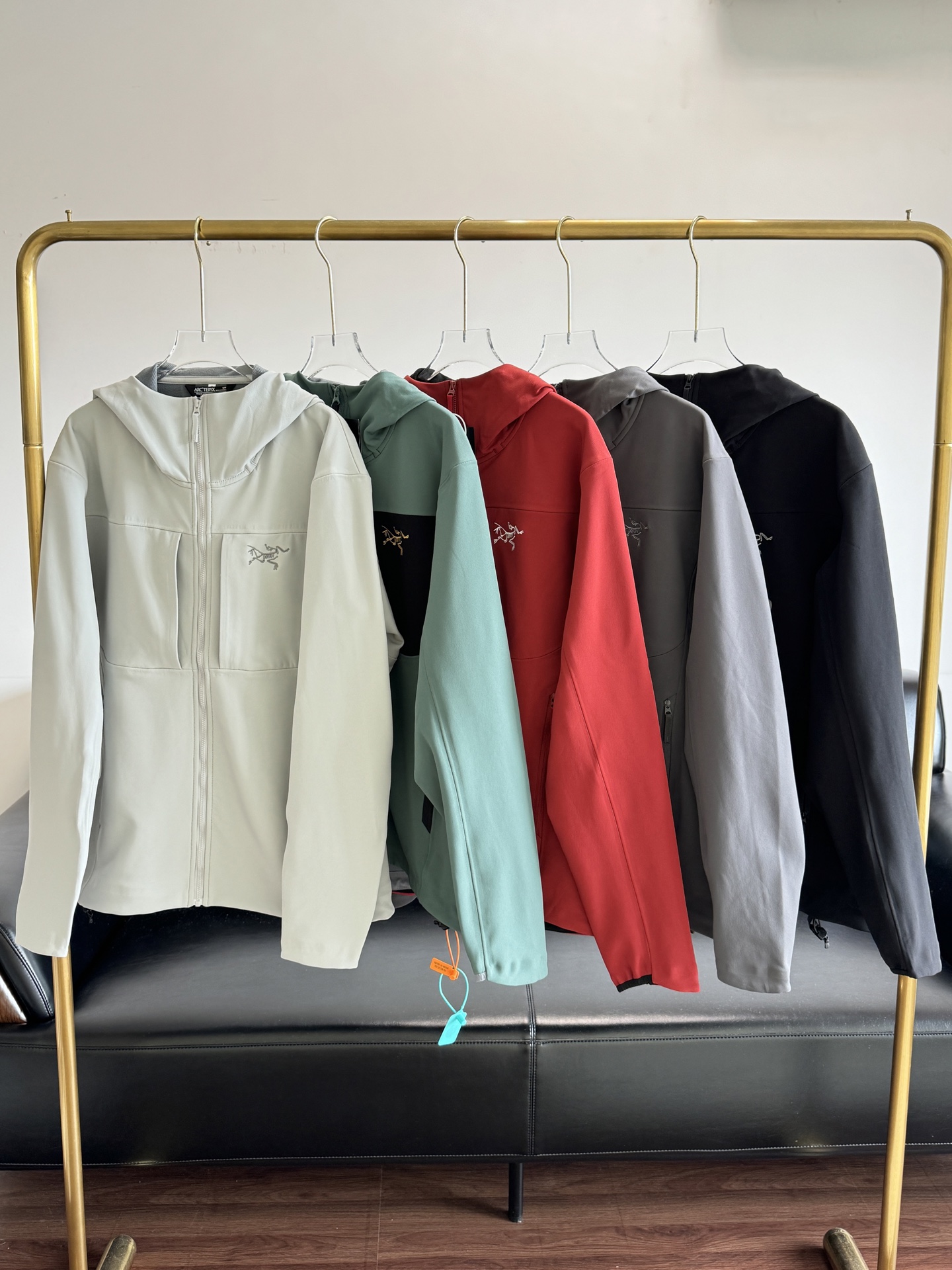 NO:534245,——Archaeoptera Gamma MX soft-shell windproof hooded jacket is lined with micro-velvet!  Ideal for colder activities such as winter hiking and skiing. It has a simple appearance, three-dimensional and versatile tailoring, and can be used for commuting and outdoors. It is suitable for cold climates or windy areas!  Wear it and run, climb, and climb the rock! Make sure that the clothes are in line with the three-dimensional dimensions of the body, comfortable and flexible!  code number s-xxl,arc'teryx,jackets & coats,hats,alexander wang19860909——始祖鸟Gamma MX软壳防风连帽外套 内衬有微绒 ！是冬季徒步和滑雪旅行等较冷活动的理想选择 它外观简洁、剪裁立体百搭,可通勤可户外,适合寒冷气候或风大的地区！穿上去跑步、去登山、去攀岩都!确保衣服上身后就是契合身形立体维度的,舒服又灵活！ 码数s-xxl,arc'teryx,jackets & coats,hats,alexander wang,Women's clothing