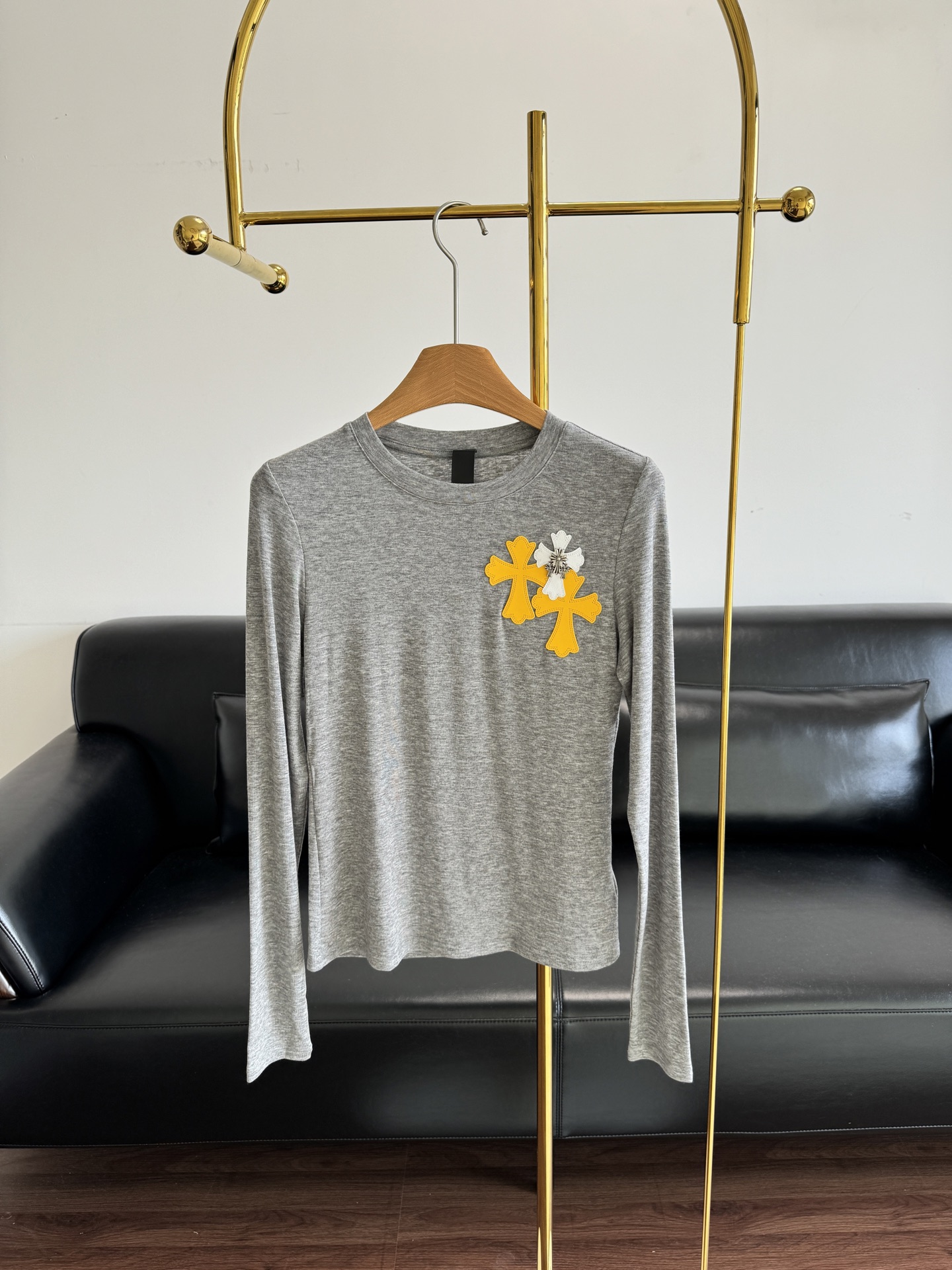 NO:534230,——Croxin Leather label embroidered long-sleeved t must be recommended to you!  Pure cotton fabric is the thin one, it has locked the C position of the wardrobe. Baozi closed his eyes and urged him to see his chest. The style that closed his waist and showed his breasts. Outline the perfect figure. The gospel of hot girls creates a pure and lustful look!  Count sml, chrome hearts,alexander wang19860909——克罗心 皮标刺绣长袖t 必须安利给你们！ 纯棉面料是那种薄薄的 已经锁死衣柜C位 宝子闭眼冲就完事儿 收腰显胸的版型 勾勒完美身材 辣妹福音 打造出纯欲满满的造型！ 码数sml,,chrome hearts,alexander wang,Women's clothing