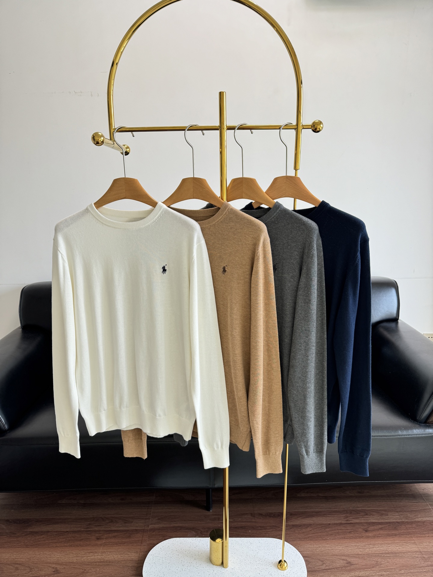 NO:534241,—— ralph lauren Pony embroidered sweater The style still continues the aristocratic temperament of the Raf family. I love it so much, the texture is very great!  Cotton The classic pony embroidery is located on the chest with imported machine embroidery. The texture is clear and the beauty is not lacking in details! The representative of American retro, the classic retro ~ This style will never go out of date for thousands of years!  American middle-class outfit, simple and elegant. Number of numbers s-xl, loro piana, alexander wang19860909—— ralph lauren 拉夫劳伦小马刺绣针织衫 款式依然延续了拉夫家贵族气质 太爱了,质感特别棒！棉 经典的小马刺绣位于胸前采用进口机刺绣纹理清晰基础又不缺细节美感! 美式复古的代表,复古的经典～ 这种款万年不会过时！ 美式的中产阶级穿搭,简约大气. 码数s-xl,,loro piana,alexander wang,Women's clothing