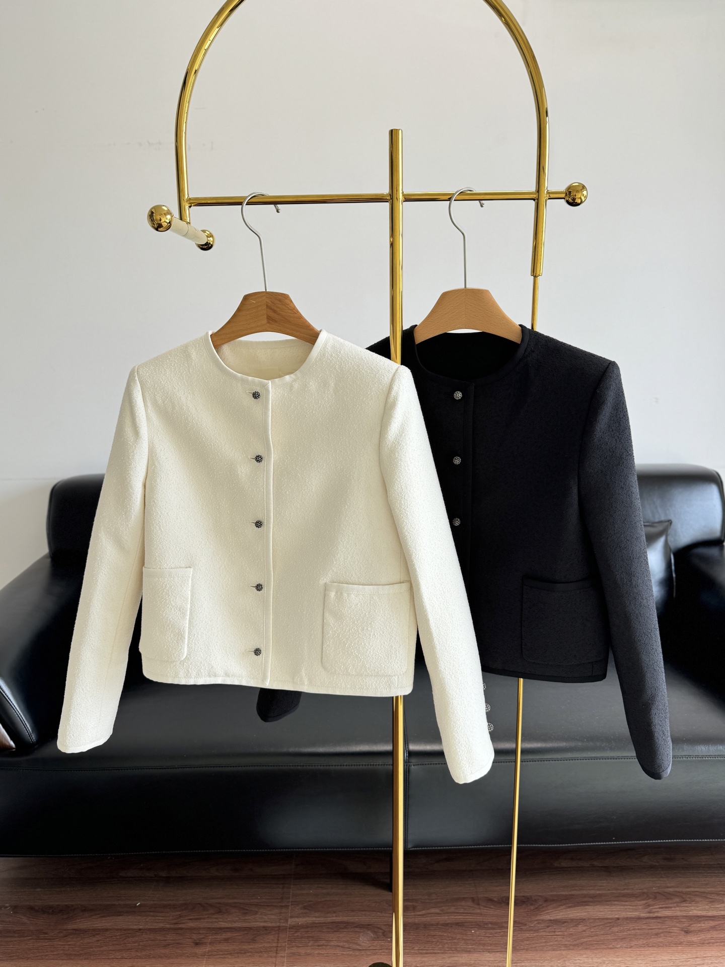 NO:534236,——Dior/Dior 25 new round neck jacket small jacket that is very worth buying this season!  !  !  The small fragrant jacket is paired with silver buttons, elegant and elegant ~ wool fabric. The texture is very online, you can buy it with confidence and boldness. If you like a clean and gentle style, you will pursue high-quality outfits, then don’t miss it!  Count sml,,dior,dior,jackets & coats,alexander wang19860909——Dior/迪奥 25新款圆领外套 本季非常值得入手的小外套！！！ 小香风外套搭配银色纽扣 优雅又气质～羊毛面料.质感很在线可以放心大胆去入手,喜欢干净温柔的风格,追求高品质的穿搭,那一定不要错过！ 码数sml,,dior,dior,jackets & coats,alexander wang,Women's clothing