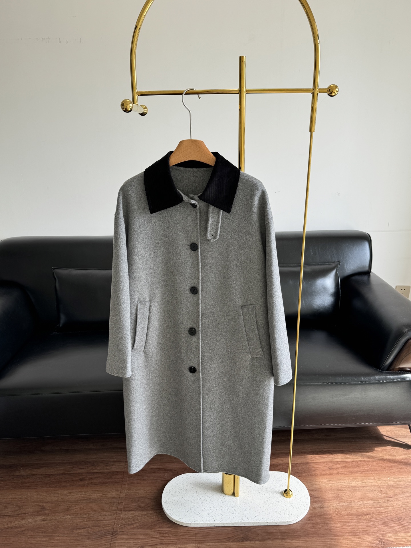 NO:534945,——ICICLE gray lapel wool coat, loose and smooth cut, casual but stylish, grey design, vivid interpretation of low-key and high-end feel. The shoulder-falling silhouette, the overall design emphasizes slackness, modify the body shape, fashionable and inclusive, create a relaxed and comfortable wearing atmosphere, and hits the corduroy collar!  Wool fabric!  Black horn buckle embellishment~ SML, alexander wang19860909——ICICLE 灰色翻领羊毛大衣 松弛流畅剪裁,随性而不失格调夹花灰色设计,将低调高级感淋漓演绎 落肩廓形,整体设计强调松弛感 修饰身形,时尚包容 营造轻松自在的穿着氛围 撞灯芯绒领！羊毛面料！黑色牛角扣点缀～ 码数sml,,alexander wang,Women's clothing