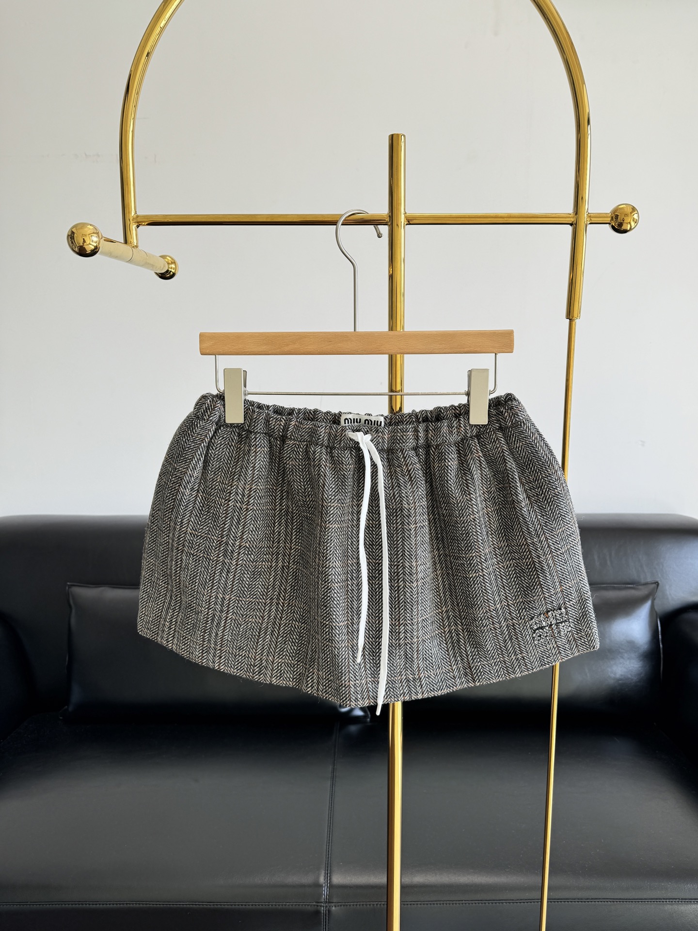 NO:534964,——Miumiu Retro plaid lace-up skirt Classic herringbone plaid fabric, mixed with dark brown tones and fine plaid lines, with a retro filter, as if coming out of the old pictorial. The drawstring lace-up design embellishes pure white, injects playful vitality into the retro background, using wool while taking into account the comfort of casual adjustment; yards sml, miumiu, skirts, alexander wang19860909——miumiu 复古格纹系带半裙 经典人字纹格纹面料,杂糅深浅棕调与细密格纹线条,自带复古滤镜,仿佛从旧时光画报中走出.抽绳系带设计点缀纯净白色,在复古底色中注入俏皮活力,采用绵羊毛同时兼顾随性调节的舒适感； 码数sml,,miumiu,skirts,alexander wang,Women's clothing