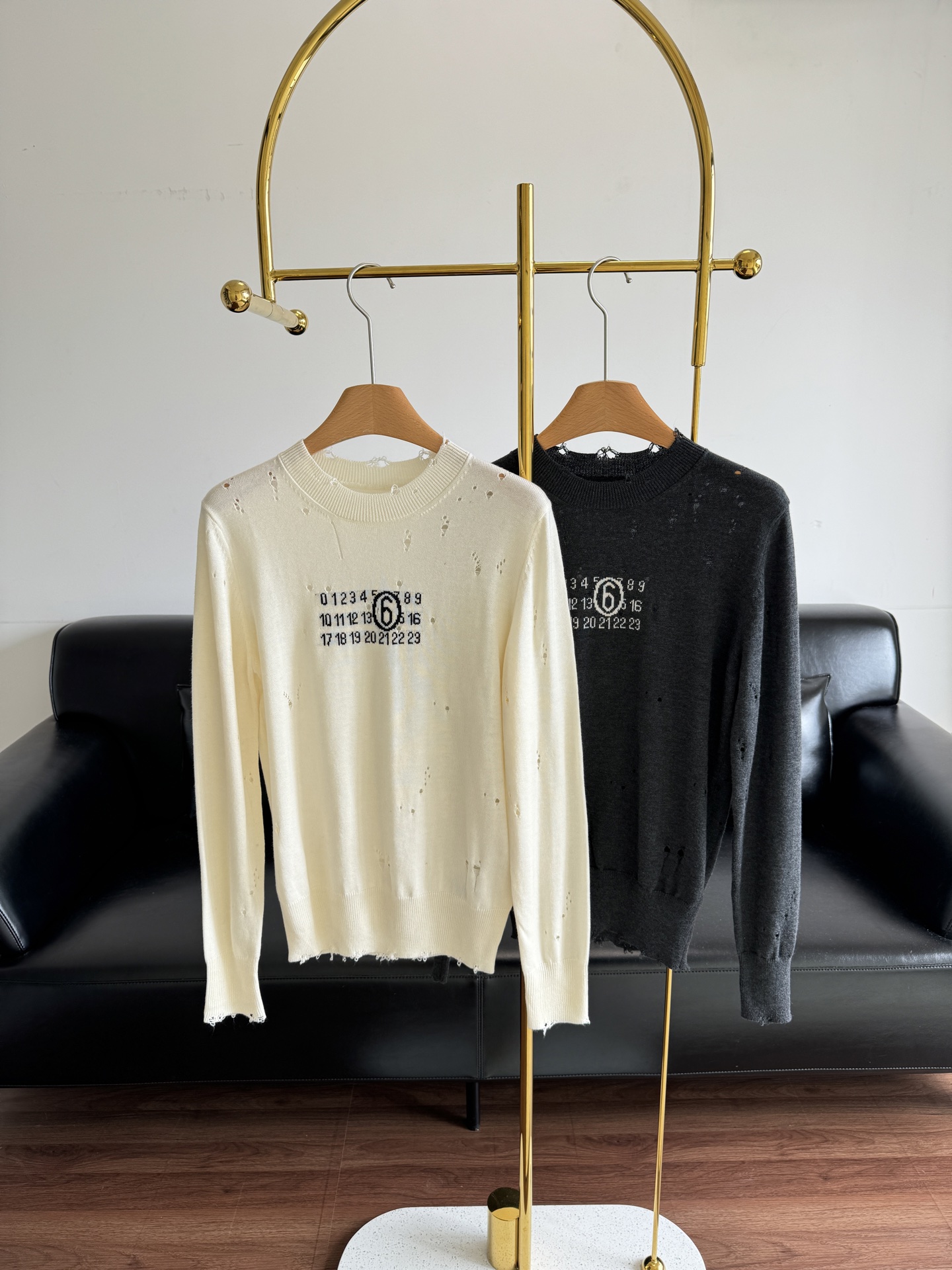 NO:534972,——Maison Margiela mm6 ripped sweater This lazy ripped sweater is really good to see me~ Although it is a simple solid color, the whole piece is amazing!  The different fashionable atmosphere makes people feel moved at a glance~ The wool fabric weather is gradually changing and the sweater can be prepared!  Whether it is daily wear or shopping and dating occasions, it is OK!  SML, Masion Margiela, Sweaters, Alexander Wang19860909——Maison Margiela mm6破洞针织衫 这件慵懒破洞毛衣衫上身真的好看到我了啊~ 虽然是简单的纯色,但整件版型hin 绝！ 不一样的时髦氛围,让人一眼就心动了～ 羊毛面料天气逐渐转凉毛衣可以准备啦！ 不论是日常穿还是逛街约会场合都 OK！ 码数sml,,masion margiela,sweaters,alexander wang,Women's clothing